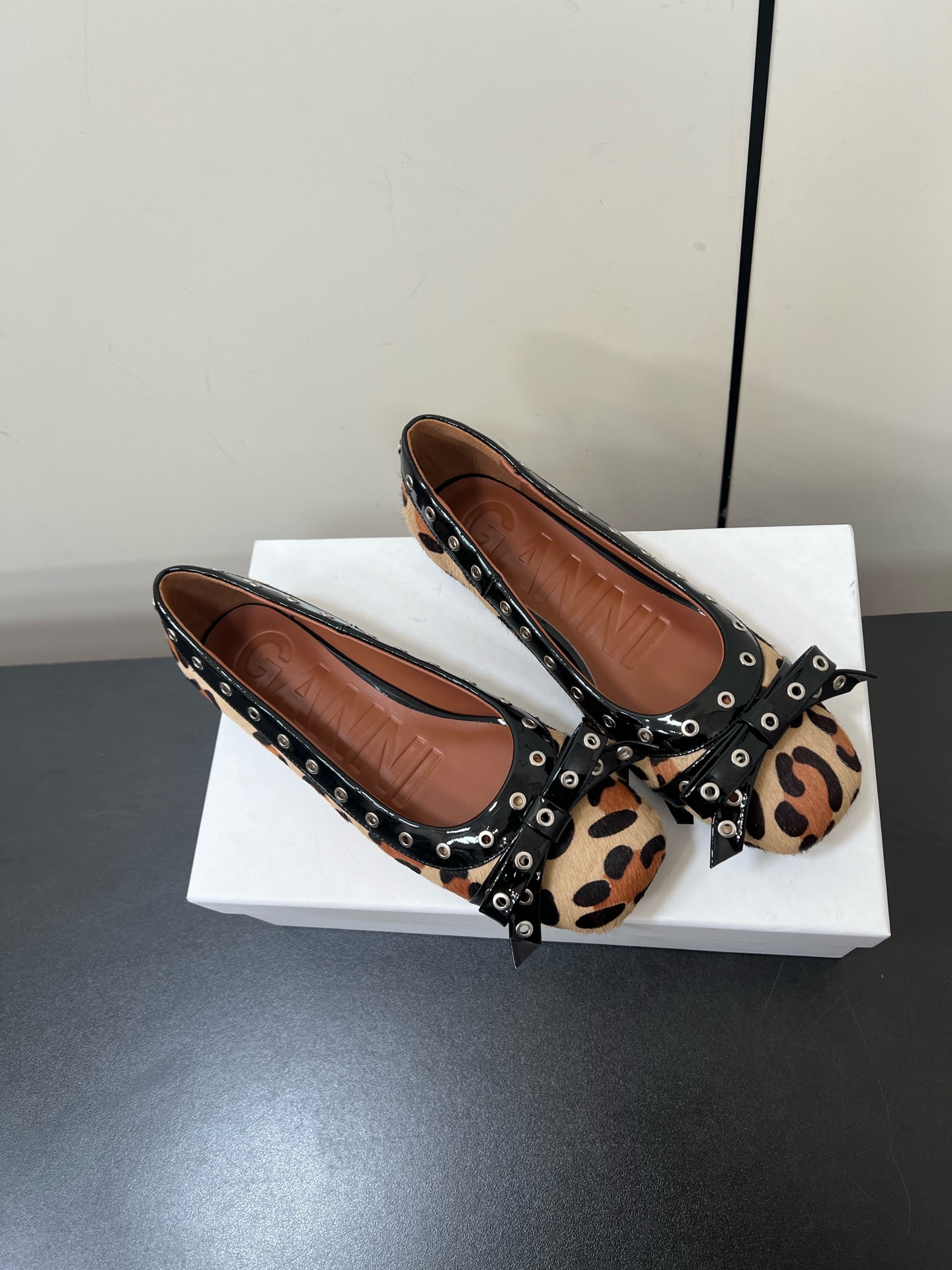 “Ganni Four Seasons Shoes: Stylish, Comfortable, and Versatile Design” - 图片 2