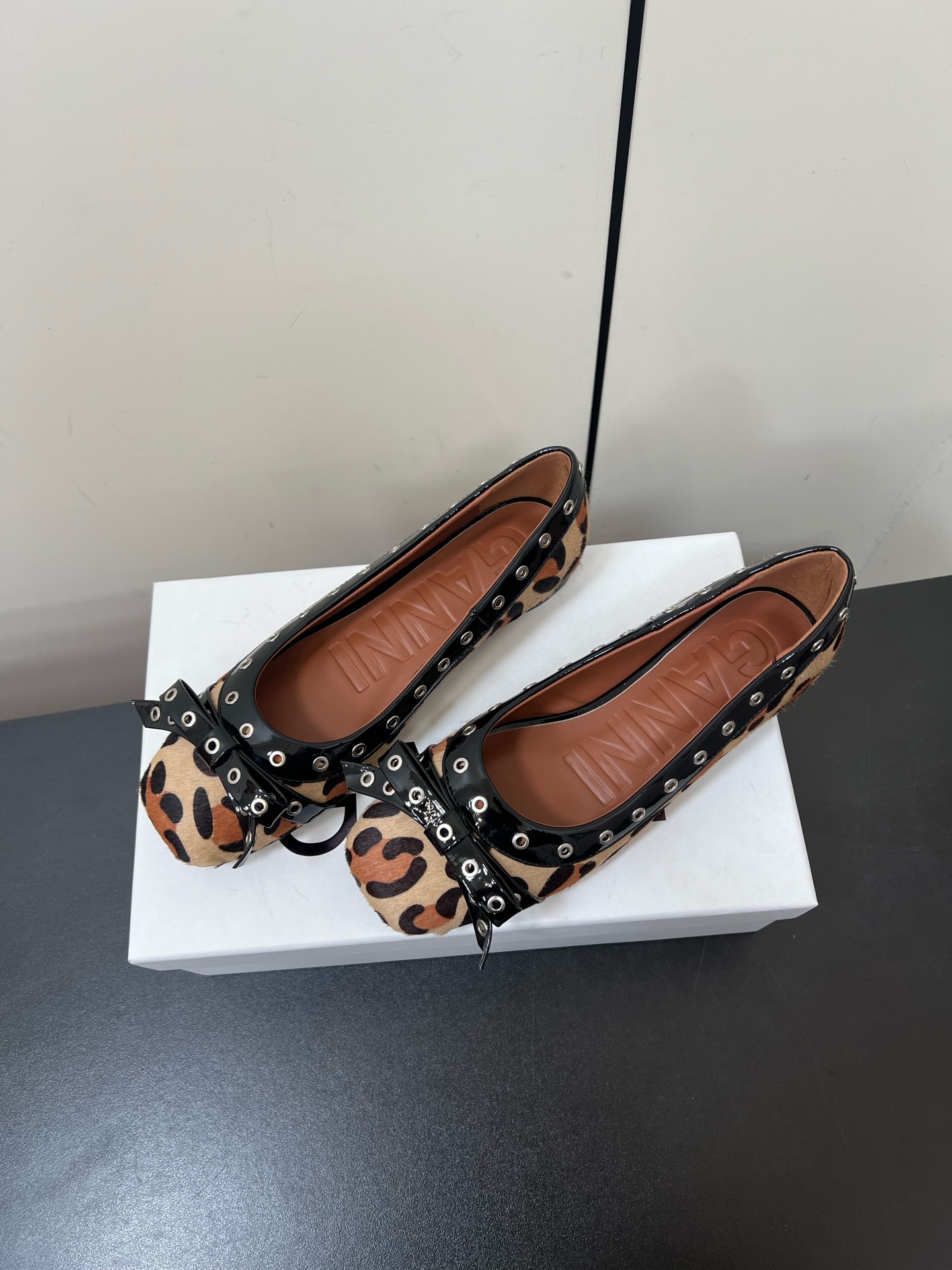 “Ganni Four Seasons Shoes: Stylish, Comfortable, and Versatile Design” - 图片 3