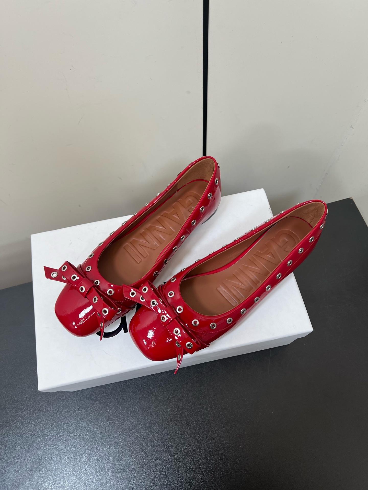 “Versatile Retro-Design Ganni Spring/Summer Shoes: Comfortable and Stylish All Year Round” - 图片 3
