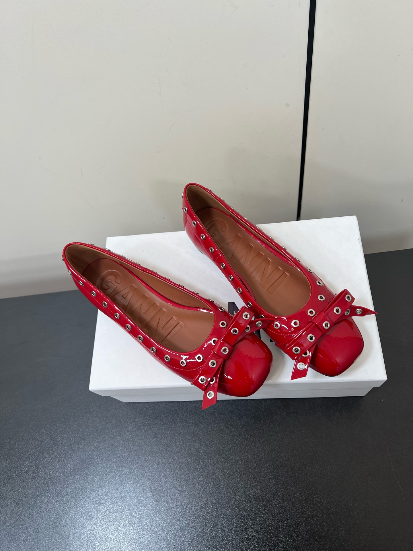 “Versatile Retro-Design Ganni Spring/Summer Shoes: Comfortable and Stylish All Year Round” - 图片 2