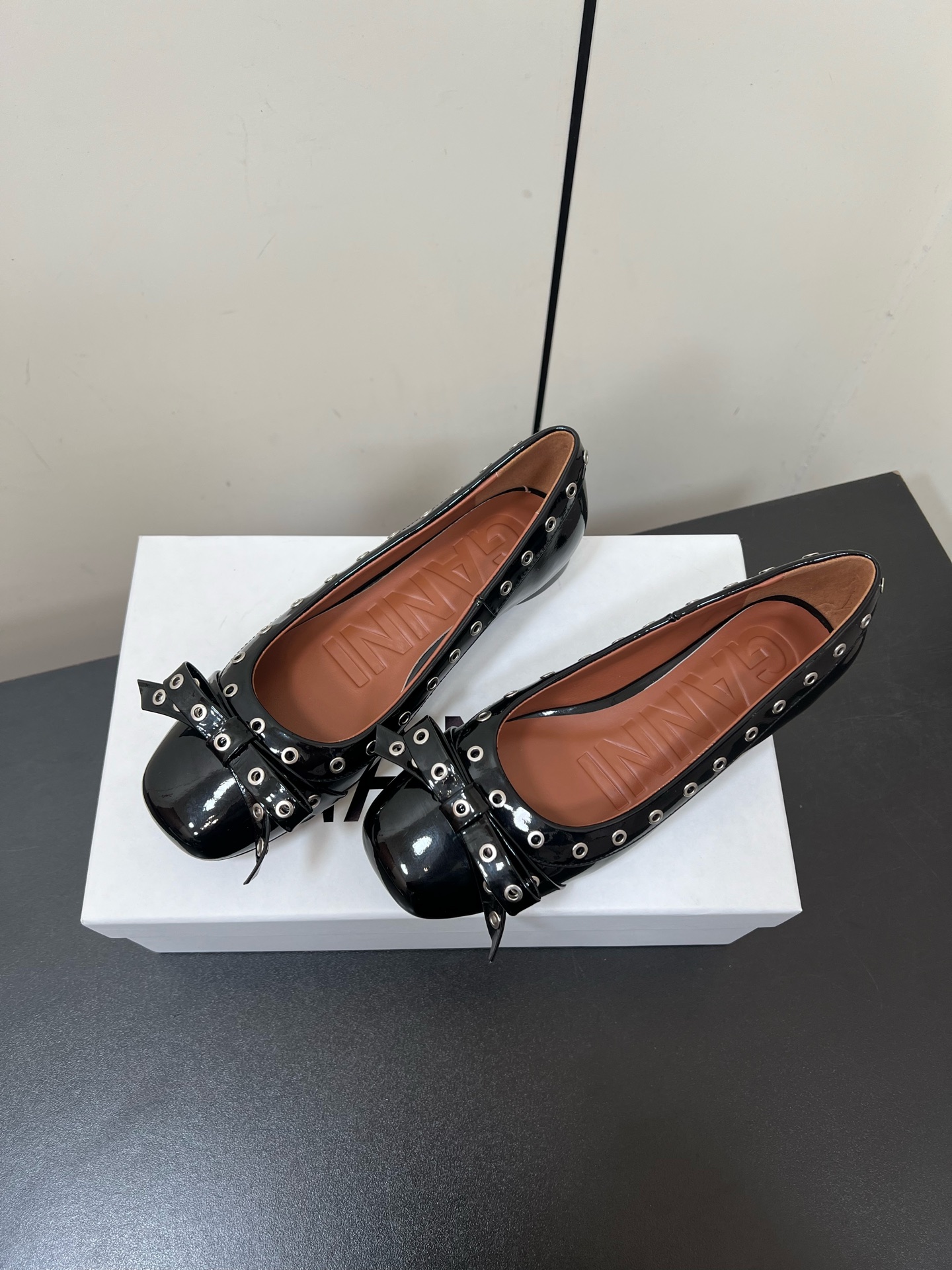 “Ganni Four Seasons Shoes: Stylish, Comfortable, and Versatile Design” - 图片 3