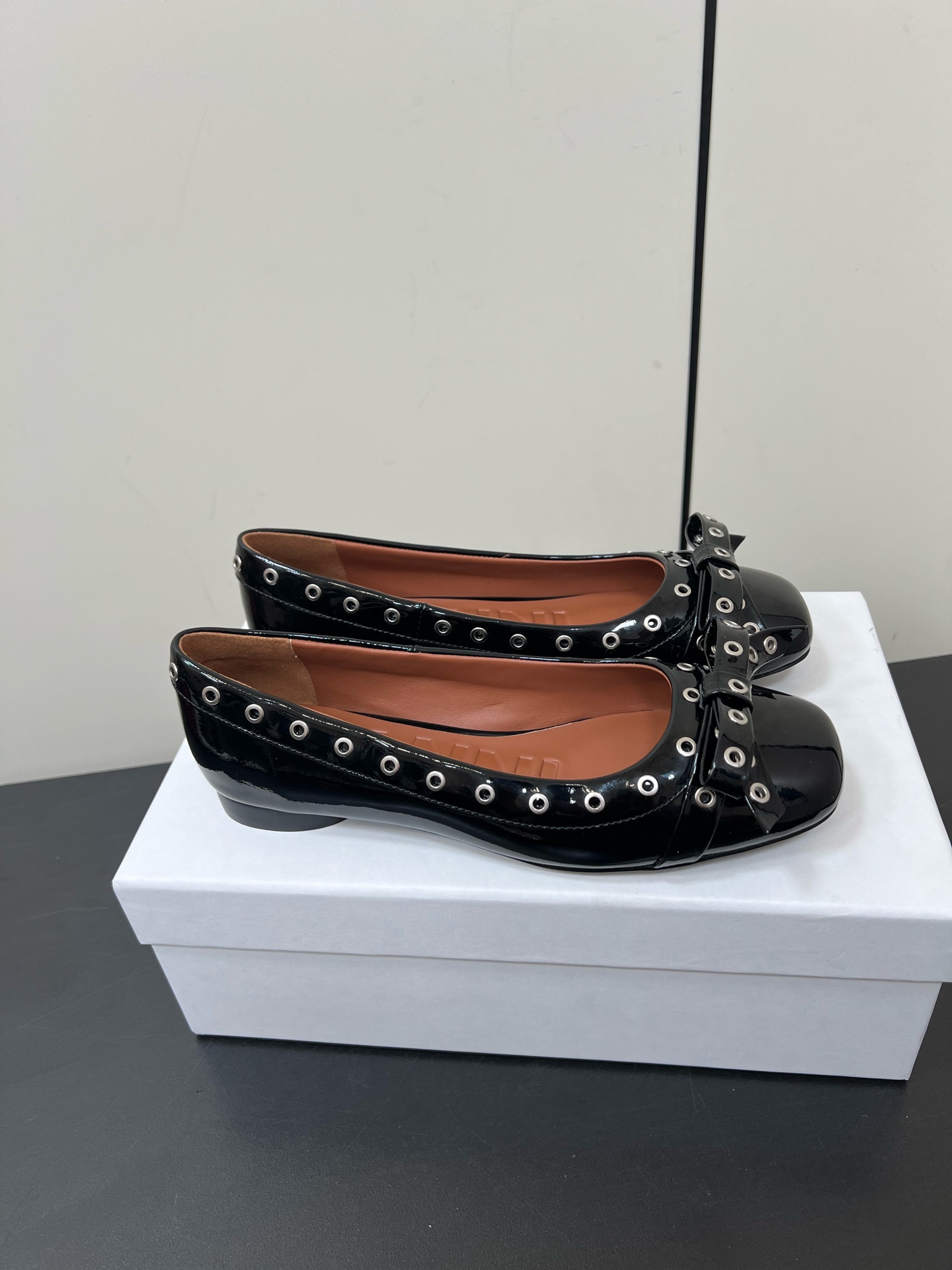 “Ganni Four Seasons Shoes: Stylish, Comfortable, and Versatile Design” - 图片 4