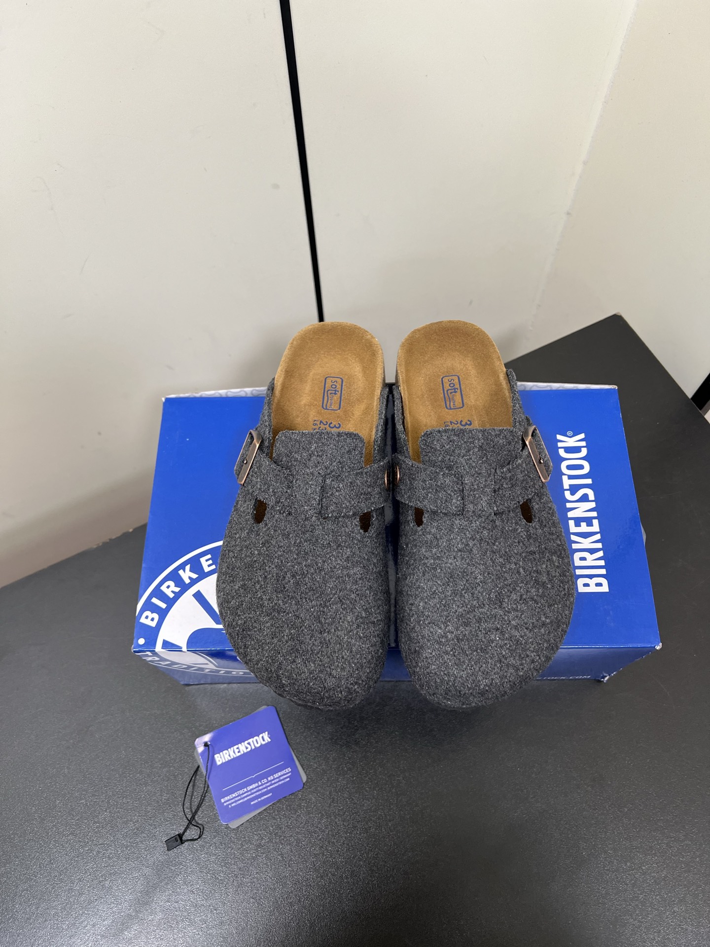 NO:168367,Birkenstock/Birkenstock 2025 new colors and new styles!  Montana Boken ugly and cute series, always very popular styles, adjustable low-top casual slippers, which look great on the feet and are comfortable to wear!  Customized original tweed material, leggings, lightweight wear-resistant rubber foamed bottom~ You can choose according to the normal size!  35-40 yards (40 custom made without return or exchange), semi-torch, birdstock, slippers19860909Birkenstock/勃肯2025新色新款！蒙大拿博肯丑萌系列,一直非常火爆的款式 可调的节低帮休闲拖鞋 上脚很好看哦,穿着舒适 ！ 定制原版呢料 垫脚真皮 轻质耐磨橡胶发泡大底~ 可以按正常码数选 ！35-40码（40定做不退换）,半拖,birkenstock,slippers,Women's Shoes