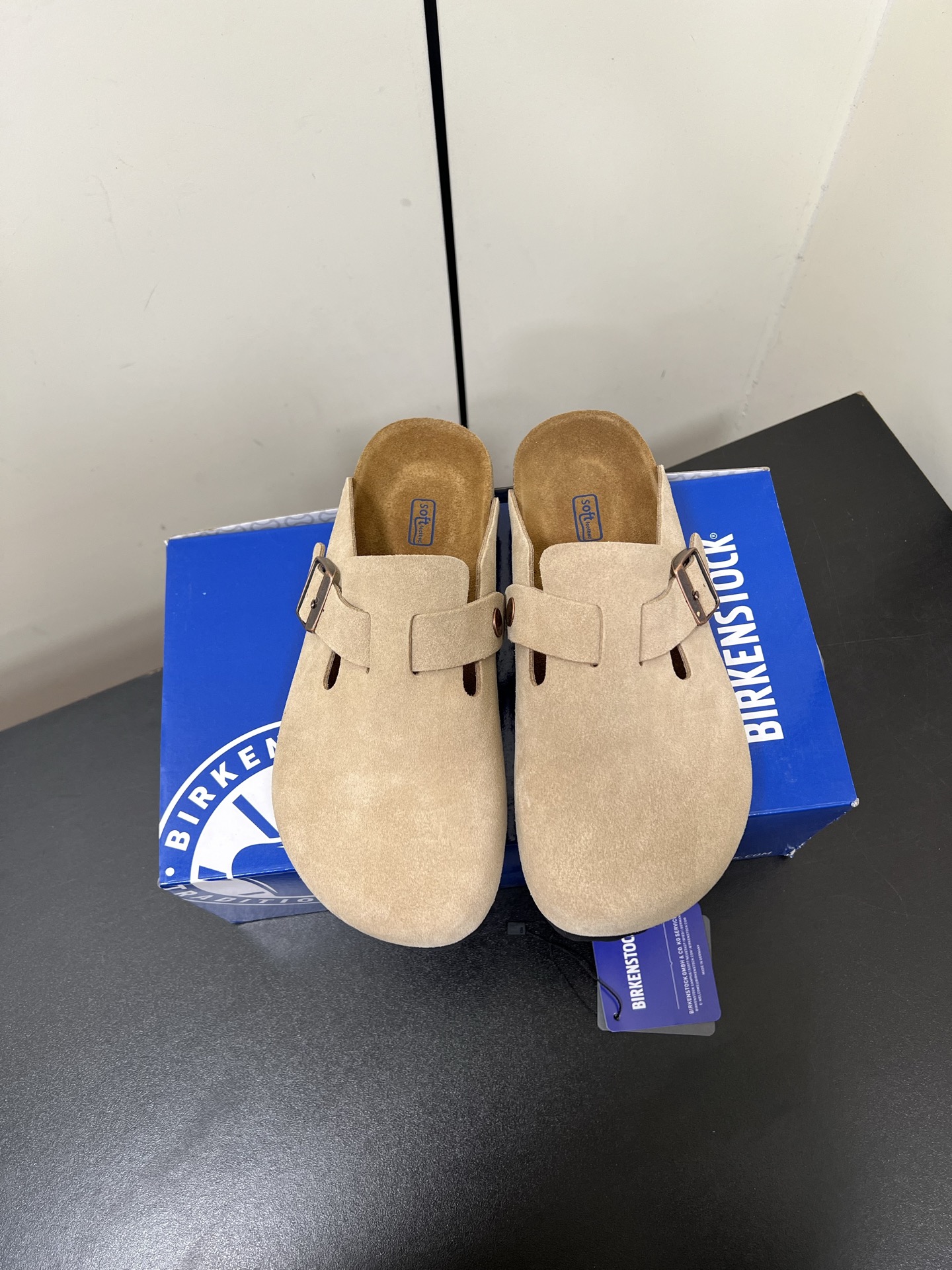 NO:168370,Birkenstock/Birkenstock 2025 new colors and new styles!  Montana Boken ugly and cute series, always very popular styles, adjustable low-top casual slippers, which look great on the feet and are comfortable to wear!  Customized matte leather, foot pad leather, lightweight wear-resistant rubber foamed large sole~ You can choose according to the normal size!  35-40 yards (40 custom made without return or exchange), semi-torch, birdstock, slippers19860909Birkenstock/勃肯2025新色新款！蒙大拿博肯丑萌系列,一直非常火爆的款式 可调的节低帮休闲拖鞋 上脚很好看哦,穿着舒适 ！ 定制磨砂皮 垫脚真皮 轻质耐磨橡胶发泡大底~ 可以按正常码数选 ！35-40码（40定做不退换）,半拖,birkenstock,slippers,Women's Shoes