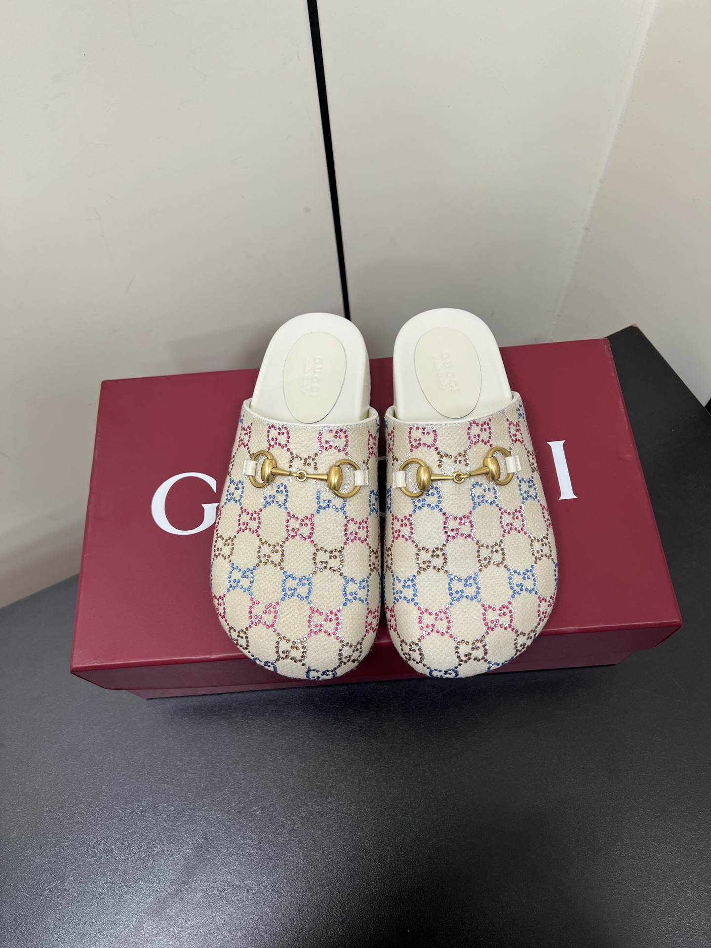 NO:168373,Gucci 25ss New wool retro big-toe bun-toe toe dragging in autumn and winter, Berkendo dragging at first sight feels inconspicuous, without too much decoration, it is very simple, but it has a bit retro flavor, cute and cute, and it looks good with casual matching! High-demand foot feeling, closed eyes, temperament, retro round-toe half slippers, upper cowhide/G home presbyopia/scalding diamonds, delicate texture~ round-toe shoes, crisp three-dimensional, not picky on the feet, not picky on the feet, not picky on the people~ Size#35-40 (40 custom made, no return or exchange), semi-torque, gucci, gucci, slippers, cowhide19860909Gucci 25ss 秋冬新款羊毛复古大头包头拖, 勃肯拖第一眼看到这个鞋子感觉不起眼,没有过多的装饰很简单 但带有点复古味呆萌可爱随意搭配都好看!脚感要求高 的闭眼入 气质复古圆头半拖鞋 鞋面牛皮/G家老花/烫钻 质感细腻~圆头鞋型,挺括立体,不挑脚型不挑人～ Size#35-40（40订做不退换）,半拖,gucci,gucci,slippers,cowhide,Women's Shoes