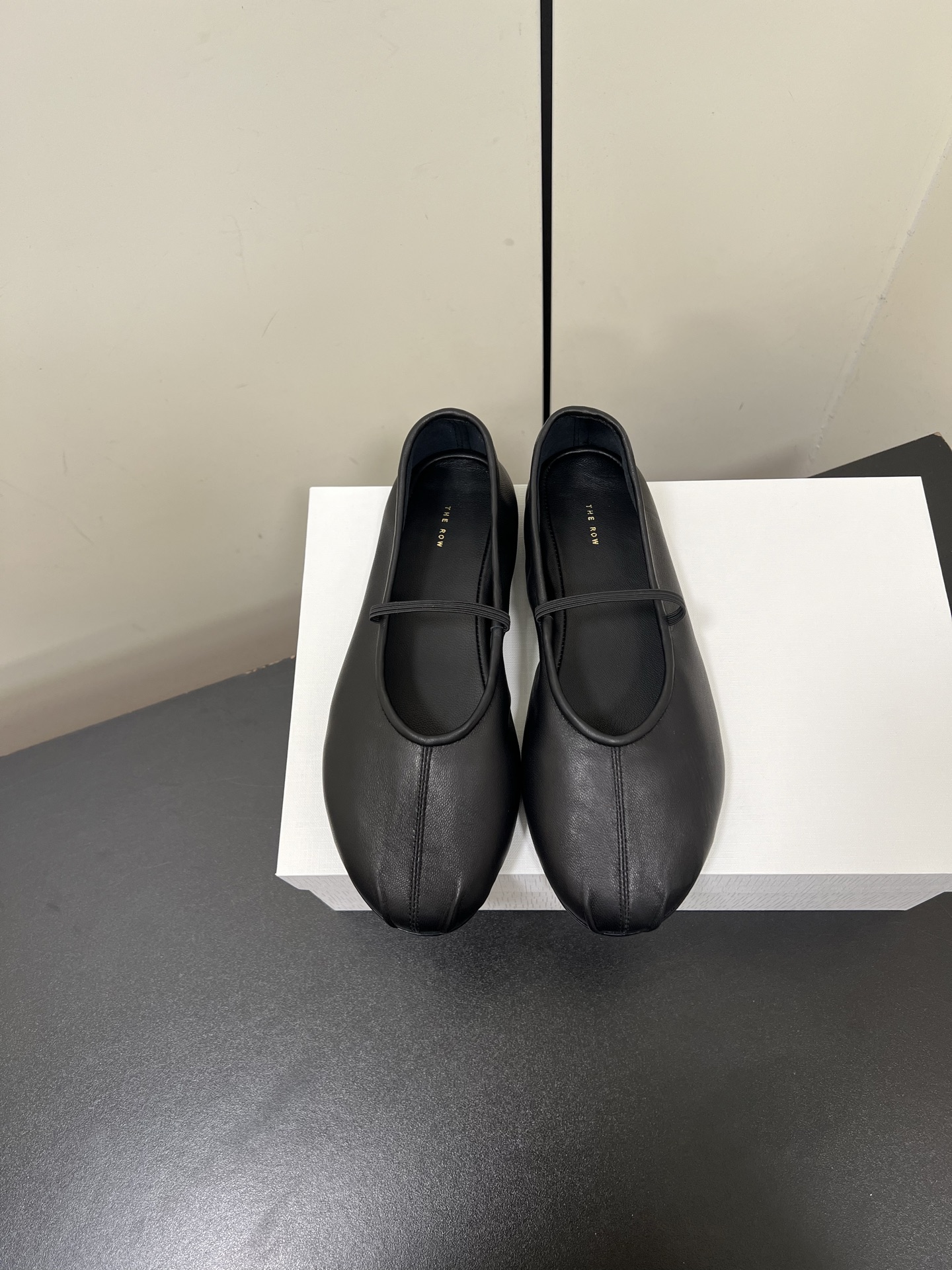 NO:168395,The row's new Mary Jane single shoes are very good to wear, a must-have for simple fashion experts. The hottest thing for Ins bloggers. It's not very eye-catching at first sight, but the more you look, the better you look. The more time you go, the easier it is to wear, fashionable and gentle!  The inner part is still soft, and the overall shoes are so comfortable that they are just one word!  It's a whole casual style, the shoes are loose in style, and they are very plastic!  Treat all foot types very friendly. The upper is imported sheepskin, the inner high-quality sheepskin, the original molded leather outsole. Size: 35-40 (40 custom made without return or exchange), Mary Jane, mary jane, sheepskin, Leather soles19860909The row新款玛丽珍单鞋 特别好穿搭,简约时尚达人必备款 Ins博主的香饽饽 第一眼看到不太起眼但是越看越好看 越穿越好穿,时尚又温柔！内里依旧采用柔软羊里垫脚,整体鞋子就是一个字“软”舒服！就是一整个休闲风格,鞋子宽松版型,可塑性非常强！对待所有脚型非常友好 鞋面采用进口羊皮,内里优质羊皮,原版开模真皮大底 Size: 35-40（40定做不退换）,玛丽珍,mary jane,sheepskin,Leather soles,Women's Shoes