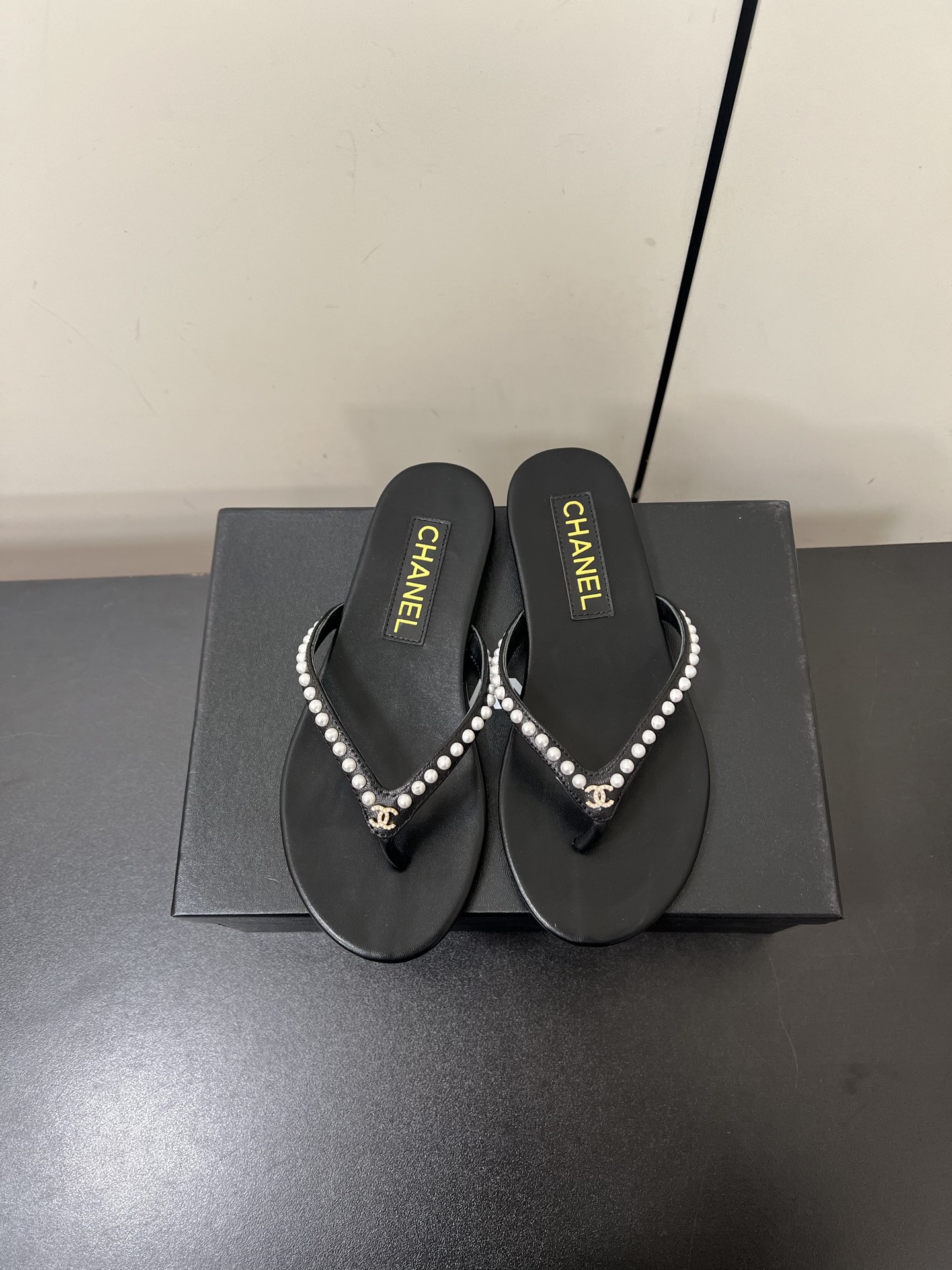 NO:174327,CHANEL Chanel flip flops foot sandals Chanel2025 Chanel's latest hit early spring!  Summer foot-clip slippers, versatile styles to make your feet look thin, and a slipper that is so beautiful that it is amazing to match any combination!  Lazy slippers are worth recommending!  Upper sheep pendant/skin is very skin-friendly and comfortable. Mixed-bred sheepskin in the inner lining. Outsole Italian leather outsole. Heel height 1cm. Size 35-40 (40. Customized and non-returnable), slippers, chanel, chanel, sandals, slippers, sheepskin, sheep, Leather soles19860909CHANEL香奈儿人字拖夹脚凉鞋 Chanel2025香奈儿早春最新爆款！夏季夹脚拖鞋、百搭显脚瘦气质款,颜值爆棚的一款拖鞋,任意搭配都很绝！懒人拖鞋值得推荐！ 鞋面羊猄/羊皮 非常亲肤,舒服 内里混种羊皮 大底意大利真皮大底 跟高1cm 码数35-40（40.定制不退换）,拖鞋,chanel,chanel,sandals,slippers,sheepskin,sheep,Leather soles,Women's Shoes