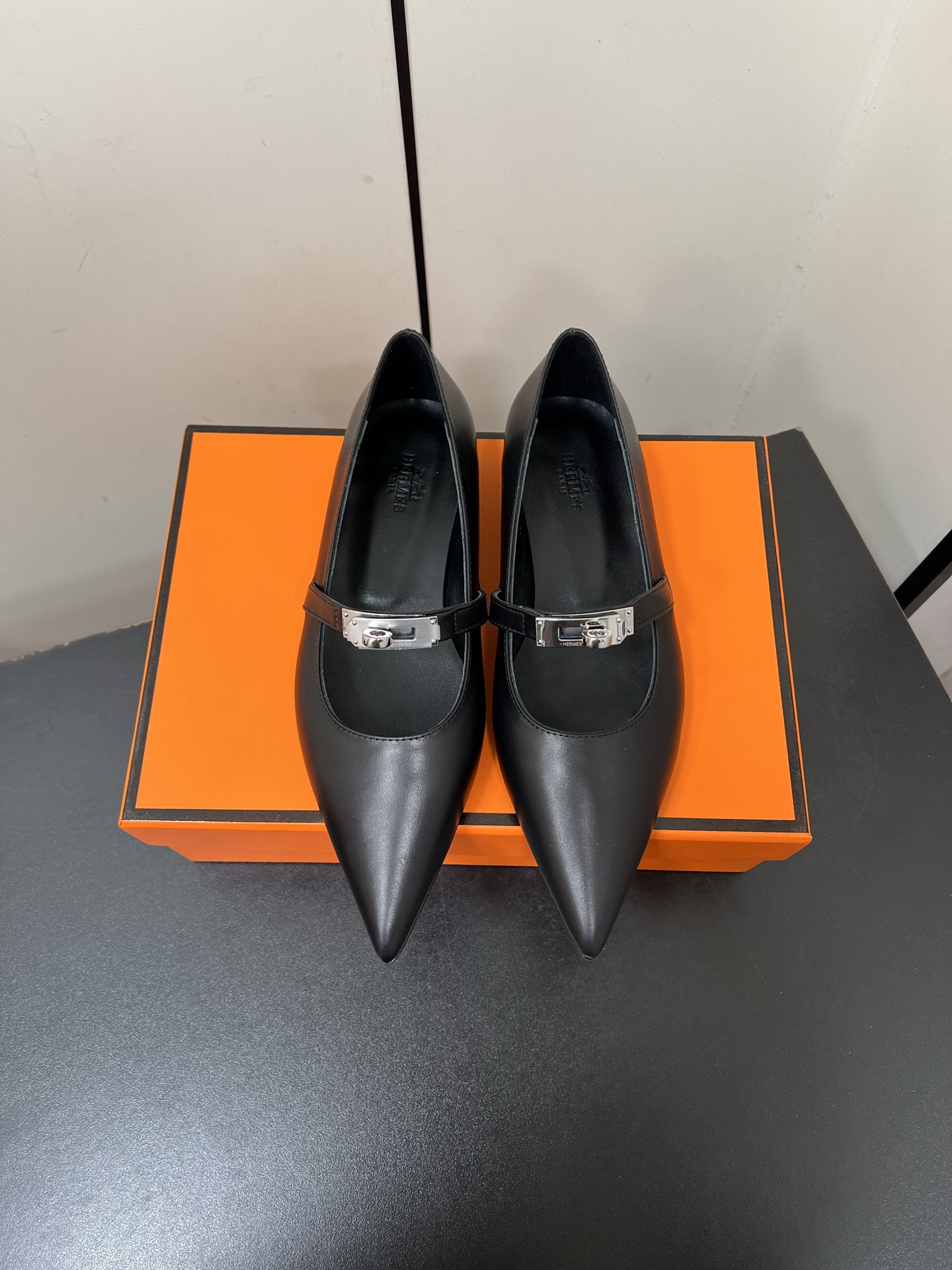 NO:169911,Hermes 25ss early spring new style pointed toe Kelly buckle high heels classic pointed toe fitted with recognizable Majia hardware buckles super versatile and stylish on the feet. Many celebrities and celebrities are essential for spring and summer. Random and comfortable and high-end shoes. Super comfortable and unscrewed shoes. The upper is imported calfskin. The inner foot is mixed-bred sheepskin. Heel height 4.5cm/flat sole. Italian leather outsole. Size 35-39 (40.41 custom made without return). Single shoes, hermes, hermes, high heels, cowhide, sheepskin, Leather soles.19860909Hermes 爱马仕 25ss早春新款 尖头凯丽扣 高跟鞋 经典的尖头版型 搭配极具辨识度的马家五金扣 上脚超级百搭好看时髦 超多明星网红种草 春夏必备 随意舒适高级感 上脚超级舒适不勒脚鞋 鞋面原版进口小牛皮 内里垫脚混种羊皮里 跟高4.5cm/平底 鞋底意大利真皮大底 码数35-39（40.41定做不退换）,单鞋,hermes,hermes,high heels,cowhide,sheepskin,Leather soles,Women's Shoes