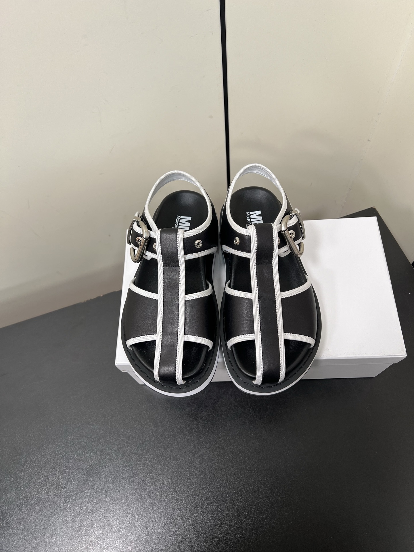 NO:174323,Maison Margiela MM6 new 2025 products with the highest version of buyers purchase 1:1 perfect replica. Pig cage shoes sandals original open mold double-layer sole. The original cover shoe shape is very generous. It is easy to control with various styles. The boon of small short legs. The upper body instantly becomes big and long legs. The upper foot is not restricted by routine. Be yourself as you like. The fried chicken on the feet is soft and comfortable. The upper upper is imported cowhide. The inner original leather is originally in the inner sole. Size women's size 35-40 (40 customization, no return or replacement), sandals, masion margiela, sandals, cowhide19860909Maison Margiela 玛吉拉MM6家2025新品最高版本买手代购1:1完美复刻 猪笼鞋凉鞋原版开模双层鞋底 原版套楦鞋型很大方 搭配各种风格都轻松驾驭 小短腿的福音 上身瞬间秒变大长腿 上脚不被常规所拘束,随心所欲做自己～上脚炒鸡柔软舒适 鞋面进口牛皮 内里原版真皮 大底原版鞋底 Size女码35-40（40定制不退不换),凉鞋,masion margiela,sandals,cowhide,Women's Shoes