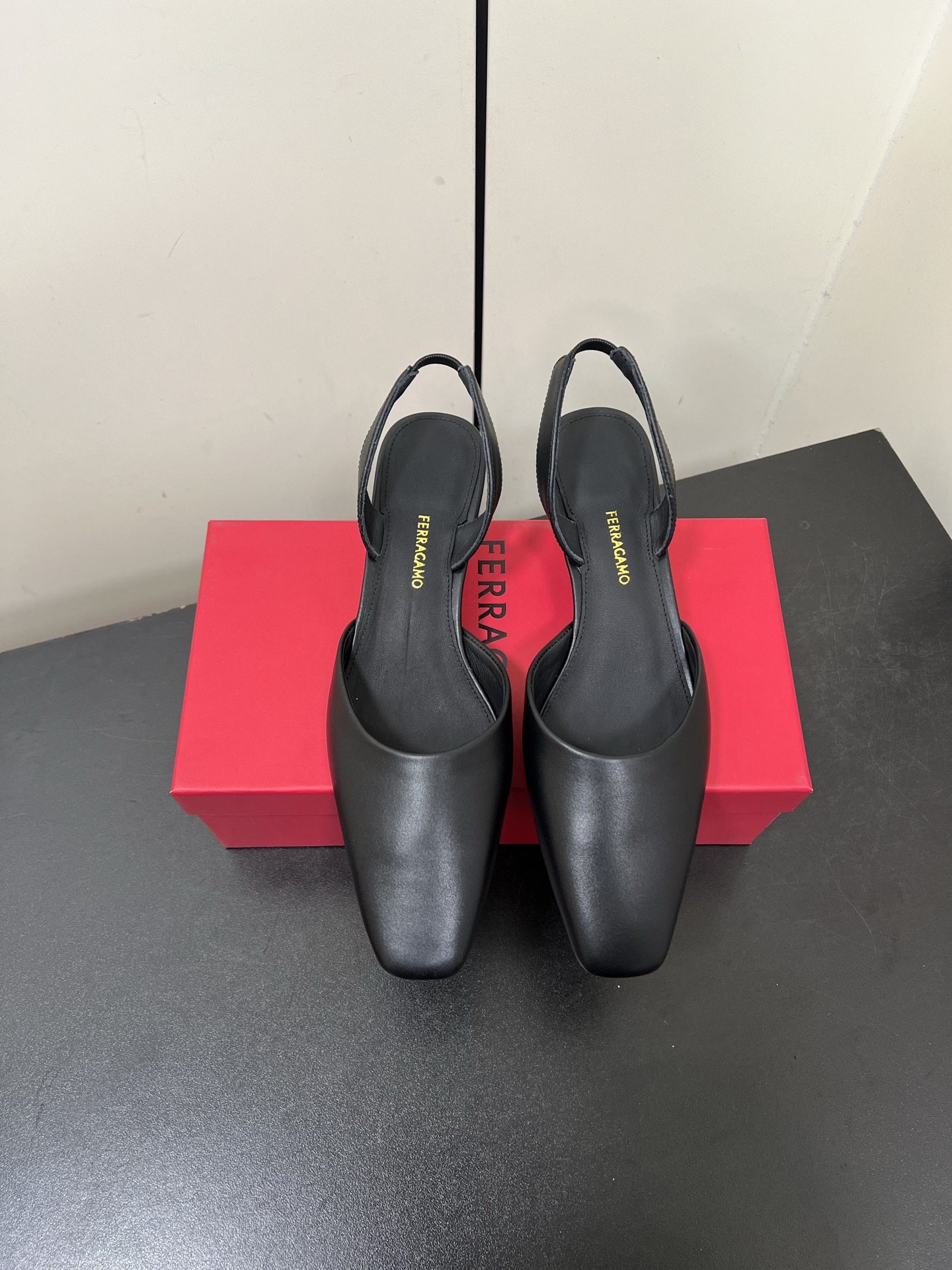 NO:169907,Ferragamo Counter Summer Series New Products Hollow Metal Heels Rear Sandals Smooth Shoe Stylish Lines Excellent Style Comfortable on the Foot.**. Slimming. Lengthen the Legs Imported Calfskin, Lambskin Inner Italian High-density Leather Outsole 4.5cm Optional Size35-42 (41 42 Customized), Sandals, ferragamo, ferragamo, sandals, cowhide, sheepskin, Leather Soles19860909Ferragamo菲拉格慕专柜夏季系列新品 镂空金属跟 后空凉鞋 鞋型线条流畅 版型超赞 上脚舒适.**.显瘦.拉长腿部线条 进口小牛皮,小羊皮内里 意大利高密度真皮大底 4.5cm可选 Size35-42（41 42定制）,凉鞋,ferragamo,ferragamo,sandals,cowhide,sheepskin,Leather soles,Women's Shoes