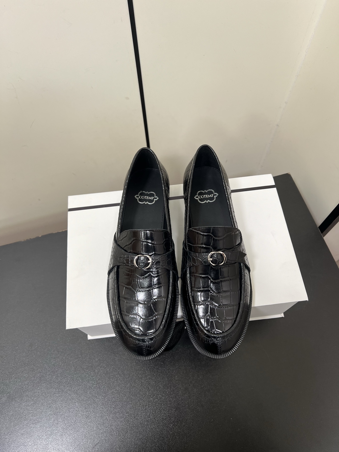 NO:169903,Cotemp 55/Spring and Summer New Neutral Retro Stone Pattern Leather Fashion Loafers!  Continuing the eternal classical and comfortable, the unique narrow round toe shoe shape injects more exquisite considerations into the neutral tone of the shoe body!  Carving a more vivid and unconventional artist image, the iconic metal bark buckle is located at the toe, cleverly combining classical thoughts and brand ingenuity. The upper is made of stone calfskin, inner footbed sheepskin, imported from Italy, thick injection molded leather outsole, Size: 35-40 (40 custom made without return) With original packaging, loafers, loafers, cowhide, sheepskin, Leather soles19860909Cotemp 55/春夏新款中性复古石头纹皮革时髦乐福鞋！ 延续恒久的古典与舒适,独特的细窄圆头鞋型为鞋体的中性基调注入更多精致考量！ 刻画一个更鲜活的、不拘小节的艺术家形象,标志性的金属巴克提扣位于鞋头处,巧妙融合古典思绪与品牌巧思. 鞋面采用石头纹小牛皮 内里垫脚羊皮 意大利进口加厚注塑真皮大底 码数:35-40（40订做不退换） 配原版包装,乐福鞋,loafers,cowhide,sheepskin,Leather soles,Women's Shoes