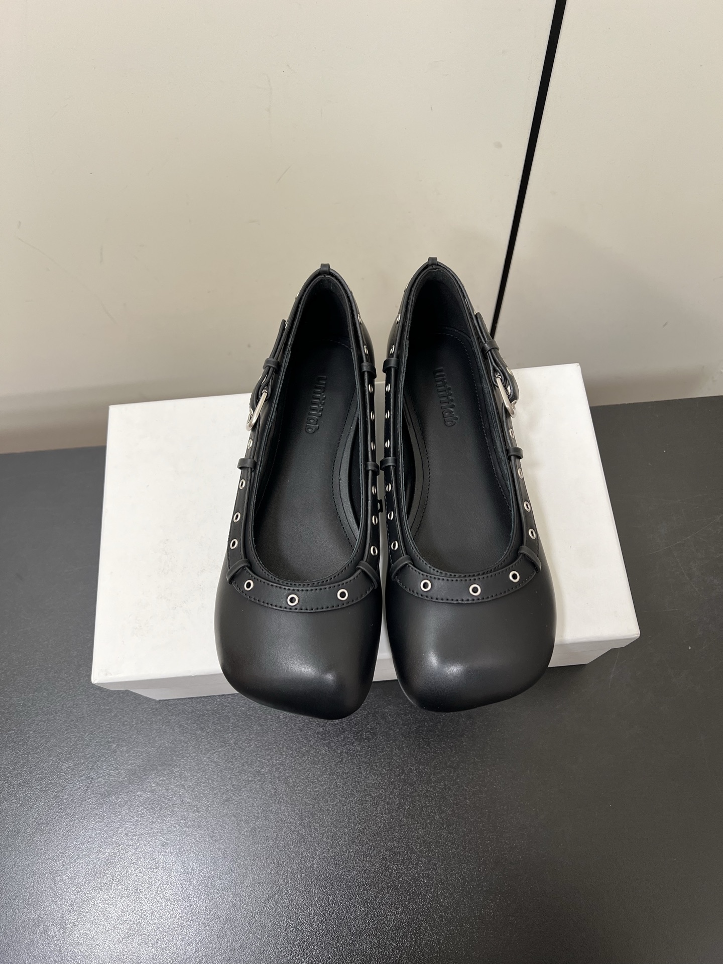 NO:174319,Untitlab niche trendy brand 25ss new punk style single shoes ballet shoes The toe design uses a square toe that does not need to be run-in, giving the toes a great sense of space, and the shoe belt buckle decoration gives a styling feeling. Classic silver adds a fashionable atmosphere, versatile black adaptability. The upper is original cowhide inner foot pad sheepskin sole original rubber leather injection molding combination sole Size#35-41 (40/41 custom made without return and exchange), ballet shoes, cowhide, sheepskin19860909Untitlab 小众潮牌 25ss新款朋克风 单鞋 芭蕾舞鞋 鞋头设计采用不用磨合的方头,给脚趾极大空间感,鞋口皮带扣装饰给予造型感.经典银色增添时髦气息,百搭黑色适配性 鞋面原版牛皮 内里垫脚羊皮 鞋底原版橡胶真皮注塑组合大底 Size#35-41（40/41定做不退换）,芭蕾舞鞋,cowhide,sheepskin,Women's Shoes