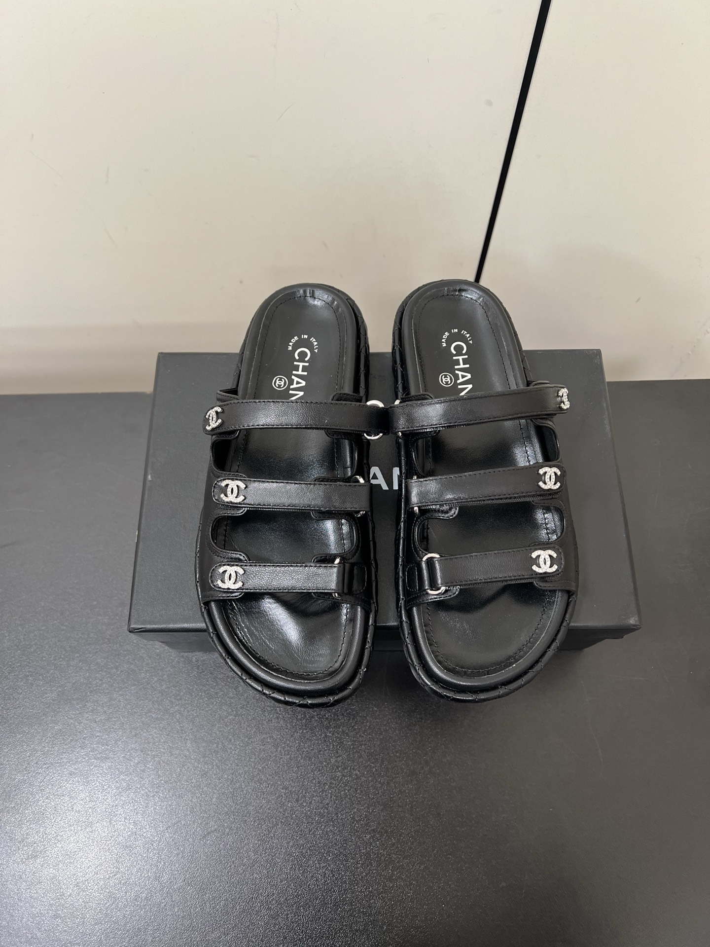 NO:174315,.25ss new Chanel Xiaoxiang three-belt Velcro sandals Beach sandals Mixed style items continue to highlight the brand's design philosophy. This pair of sandals draws rich inspiration from the sports world, adopts thick sole and magic tape design, highlighting a unique personality style. Upper lambskin inner sheepskin inner sole pu foam sole size 35-39 (40 41 customization), sandals, chanel, sandals, slippers, sheepskin19860909.25ss新款Chanel小香三带魔术贴凉鞋沙滩凉拖鞋 混搭风格的单品继续彰显品牌的设计理念.这双凉鞋从体育界汲取丰富灵感,采用厚底和魔术粘带设计,彰显别具一格的个性风范. 鞋面小羊皮 内里羊皮内里 鞋底pu发泡大底 码数35-39（40 41定制）,凉鞋,chanel,sandals,slippers,sheepskin,Women's Shoes