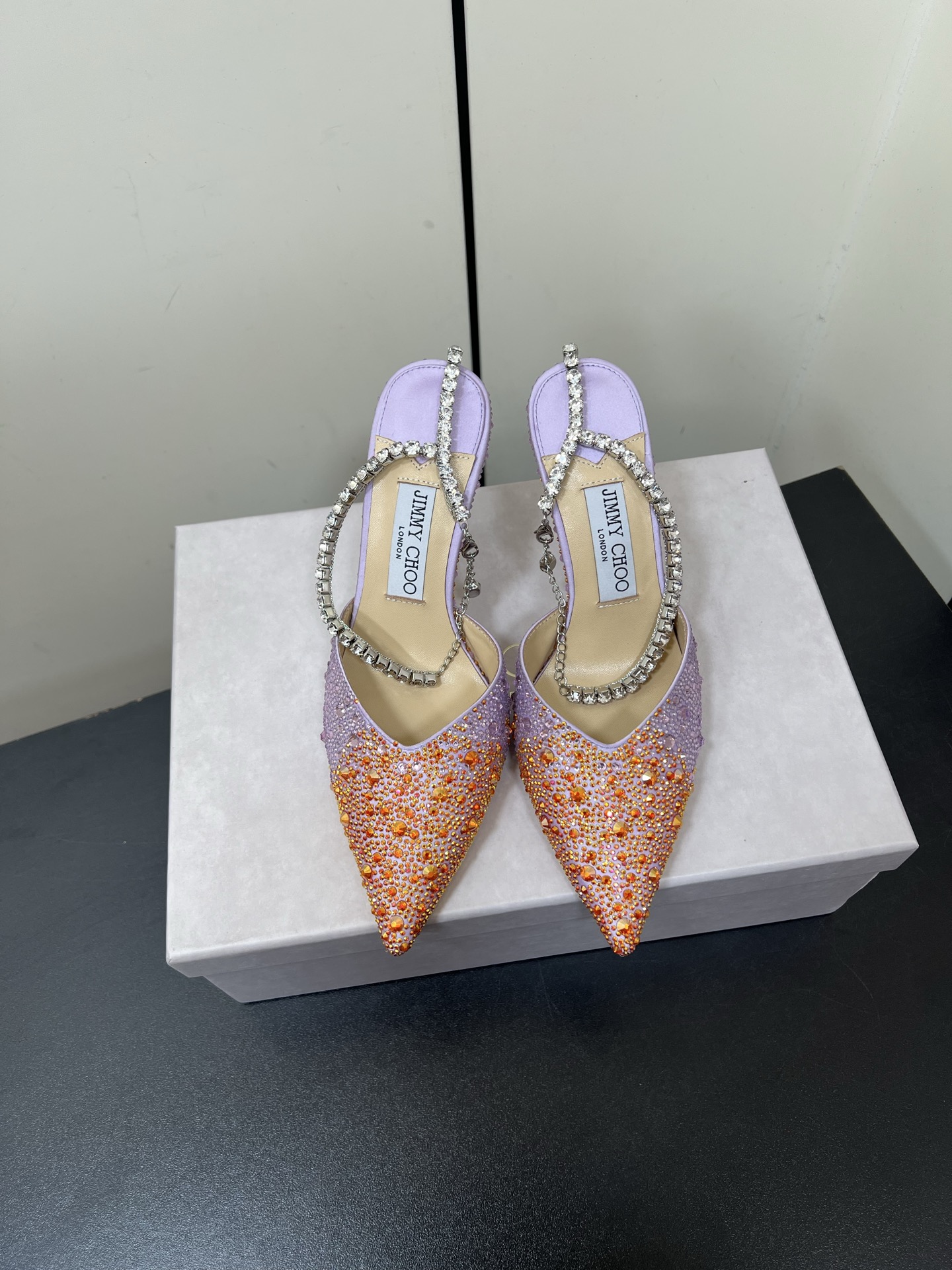 NO:174311,Jimmy Choo｜Zhou Yangjie's new rhinestone chain pointed toe high heels shoes JC home eternal classic simple design full of girlish style, modern and retro flavor, very simple dress or jeans, it can be the finishing touch. The upper uses original imported rhinestones, imported mixed-bred sheepskin in the inner, imported cowhide, heel height 8.5cm, size 35-41 (customized by 34/40/41), high heels, jimmy choo, chanel, high heels, skirts, jeans, cowhide, sheepskin19860909Jimmy Choo｜周仰杰新款水钻链条尖头高跟鞋单鞋 JC家永恒经典之作 简约设计 满满的少女风 既摩登又复古的味道 非常的简连衣裙还是牛仔裤  它都能成为点睛之笔 鞋面采用原版进口水钻 内里进口混种羊皮 意大利进口牛皮大底 跟高8.5cm 码数35-41（34/40/41定制）,高跟鞋,jimmy choo,chanel,high heels,skirts,jeans,cowhide,sheepskin,Women's Shoes