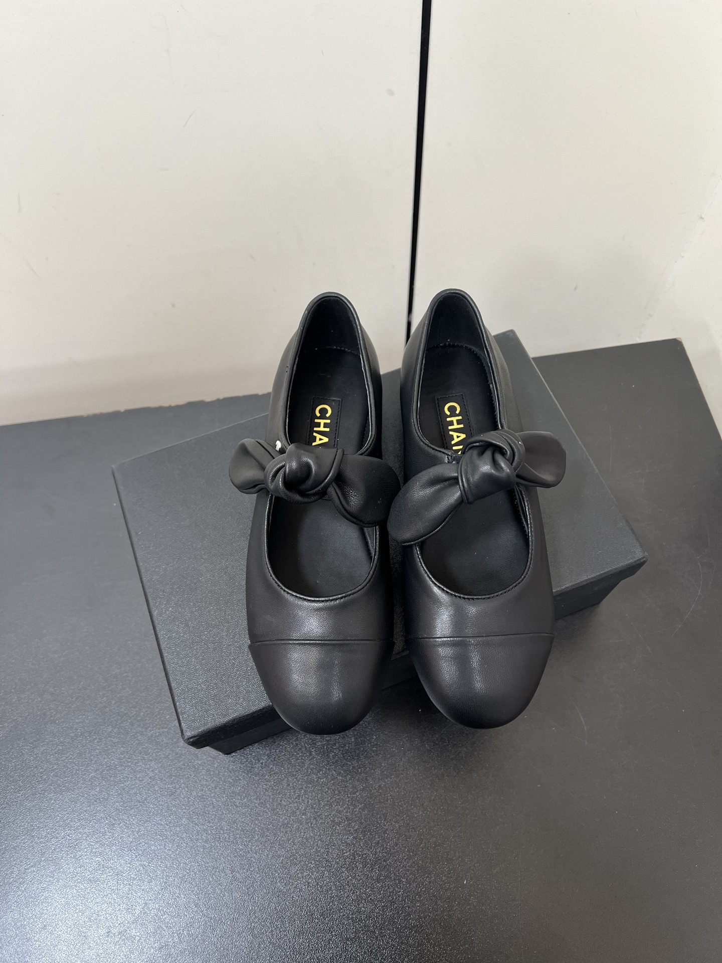 NO:174328,Half-touch single shoes 10Chanel Xiaoxiang 25A new bow flat single shoes half-touch original 1:1 replica classics. Whether paired with pants or skirts, it is perfect. The small round head design is very good to modify the foot shape. A must-have for little fairies!  The upper is made of imported lambskin, the inner top mixed-bred lambskin, imported Italian cowhide, heel height 1.5cm, size 35-39 (40/41 custom-made, non-return and exchange), semi-travel shoes, chanel, skirts, cowhide, sheepskin19860909半拖单鞋10Chanel 小香25A新品蝴蝶结平底单鞋半拖 原版1:1复刻 经典中的经典 无论搭配裤装还是裙装都是完美 小圆头的设计很好的修饰脚型 小仙女们必备！ 鞋面采用进口小羊皮 内里顶级混种羊皮 意大利进口牛皮大底 跟高1.5cm 码数35-39（40/41定制不退换）,半拖单鞋,chanel,skirts,cowhide,sheepskin,Women's Shoes