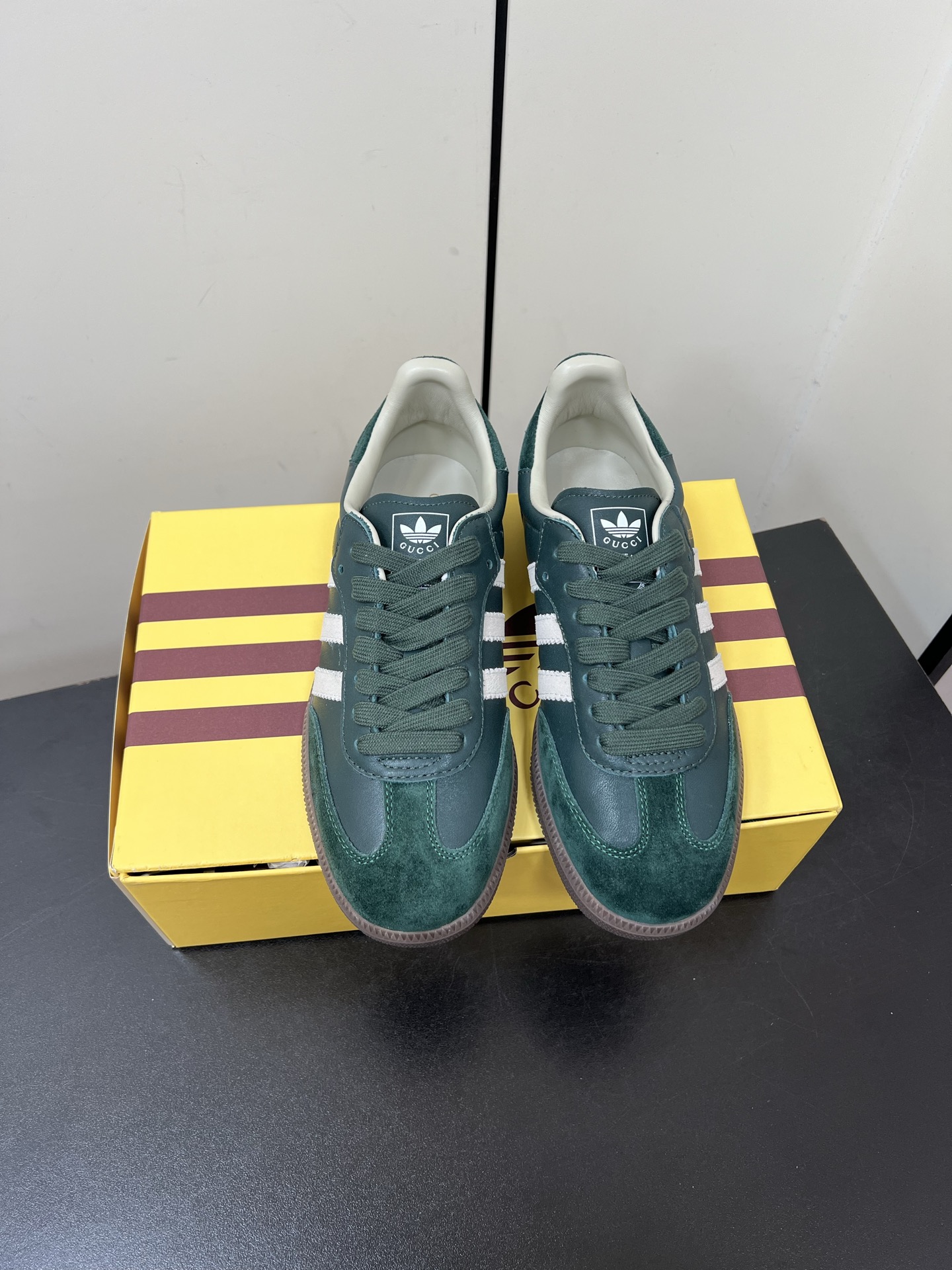 NO:174324,Adidas｜GUCCI Clover logo and the iconic three-bar are design elements to combine it with the unique GUCCI. Both sides choose adidas originals classic shoe style. Gazalle is the model. The raw rubber sole is equipped with clover and GUCCI logo. The textures of python pattern, suede, suede and other materials are covered on the upper, combining luxurious retro with sporty style without showing a sense of incongruity. The three-bar God training shoes will continue to be popular this year!  Size 35-40 (40 custom made without return), casual shoes/sports shoes, adidas, gucci, sneakers, chamois leather19860909Adidas｜GUCCI三叶草logo与标志性三条杆为设计元素将其与独属于的GUCCI 双方选择adidas originals经典鞋型 Gazalle为蓝本,生胶鞋底搭载三叶草和GUCCI logo,蟒蛇纹、绒面、麂皮等材质纹理覆盖在鞋面上,将奢华复古与运动风相结合却不显违和感.三条杆的德训鞋今年也是要继续走俏！码数35-40（40定制不退换）,休闲鞋/运动鞋,adidas,gucci,sneakers,chamois leather,Women's Shoes