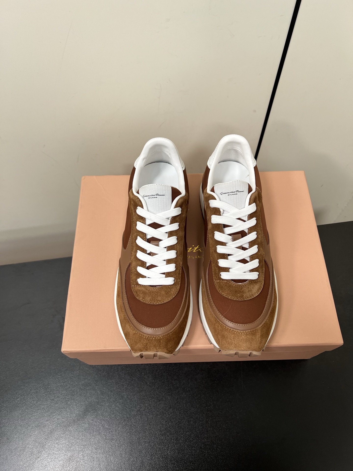 Gianvito Rossi Anvitorosi: High-Quality Retro Shoes for Fashionable Couples