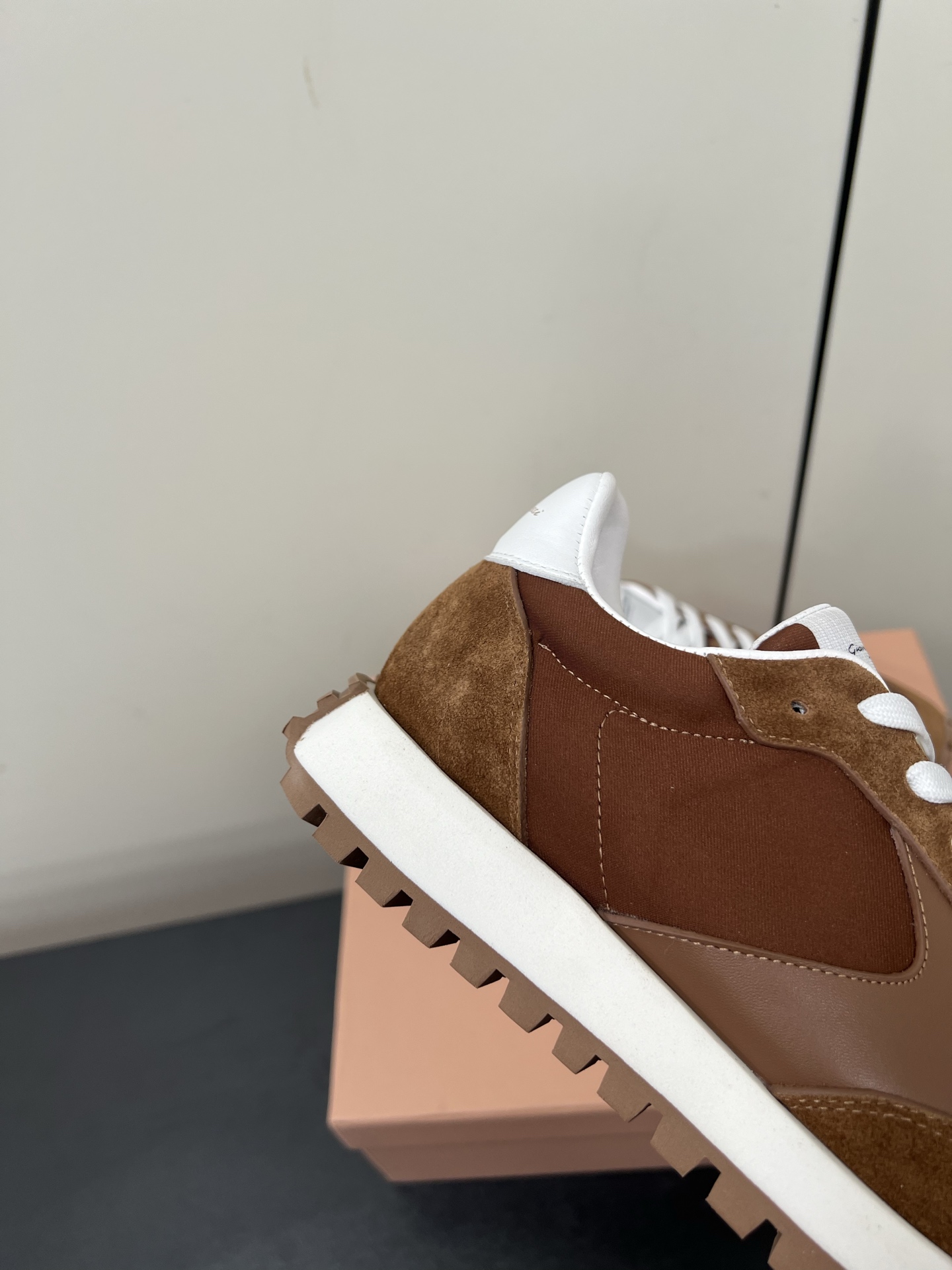 Gianvito Rossi Anvitorosi: High-Quality Retro Shoes for Fashionable Couples - 图片 8