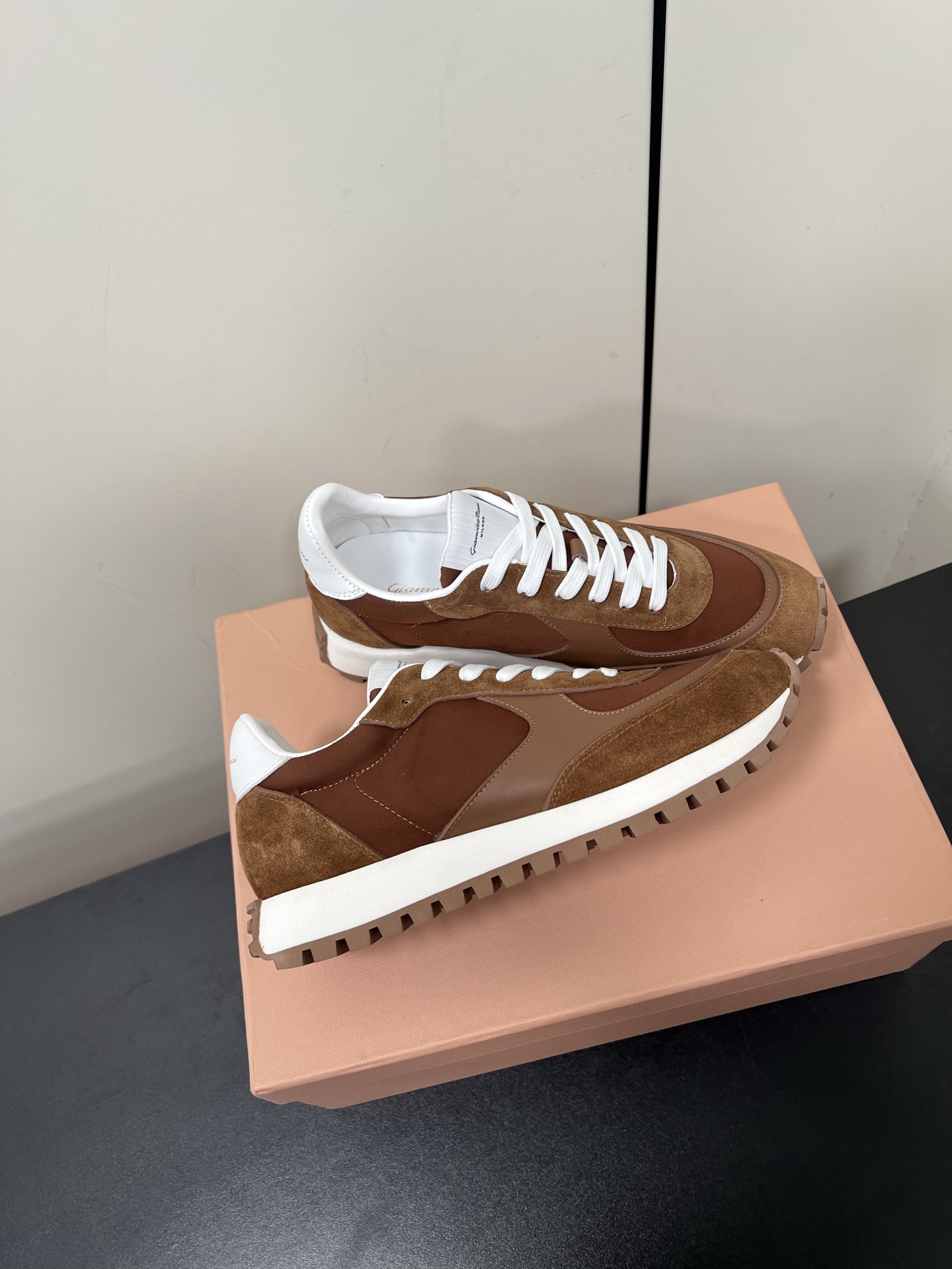 Gianvito Rossi Anvitorosi: High-Quality Retro Shoes for Fashionable Couples - 图片 5