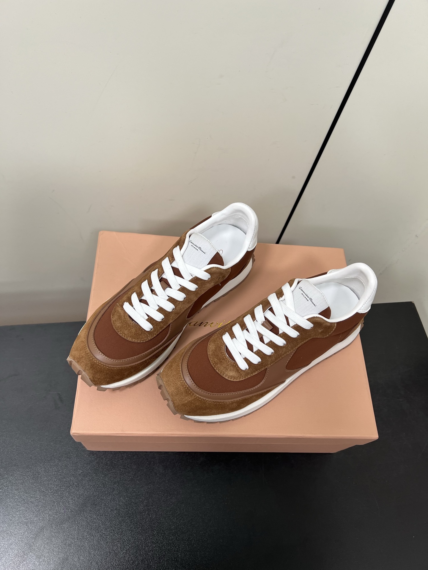 Gianvito Rossi Anvitorosi: High-Quality Retro Shoes for Fashionable Couples - 图片 3