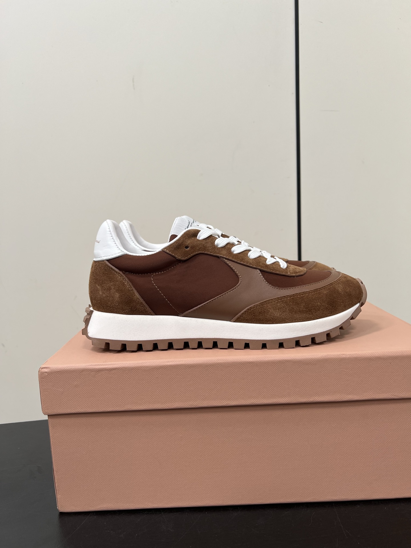Gianvito Rossi Anvitorosi: High-Quality Retro Shoes for Fashionable Couples - 图片 4