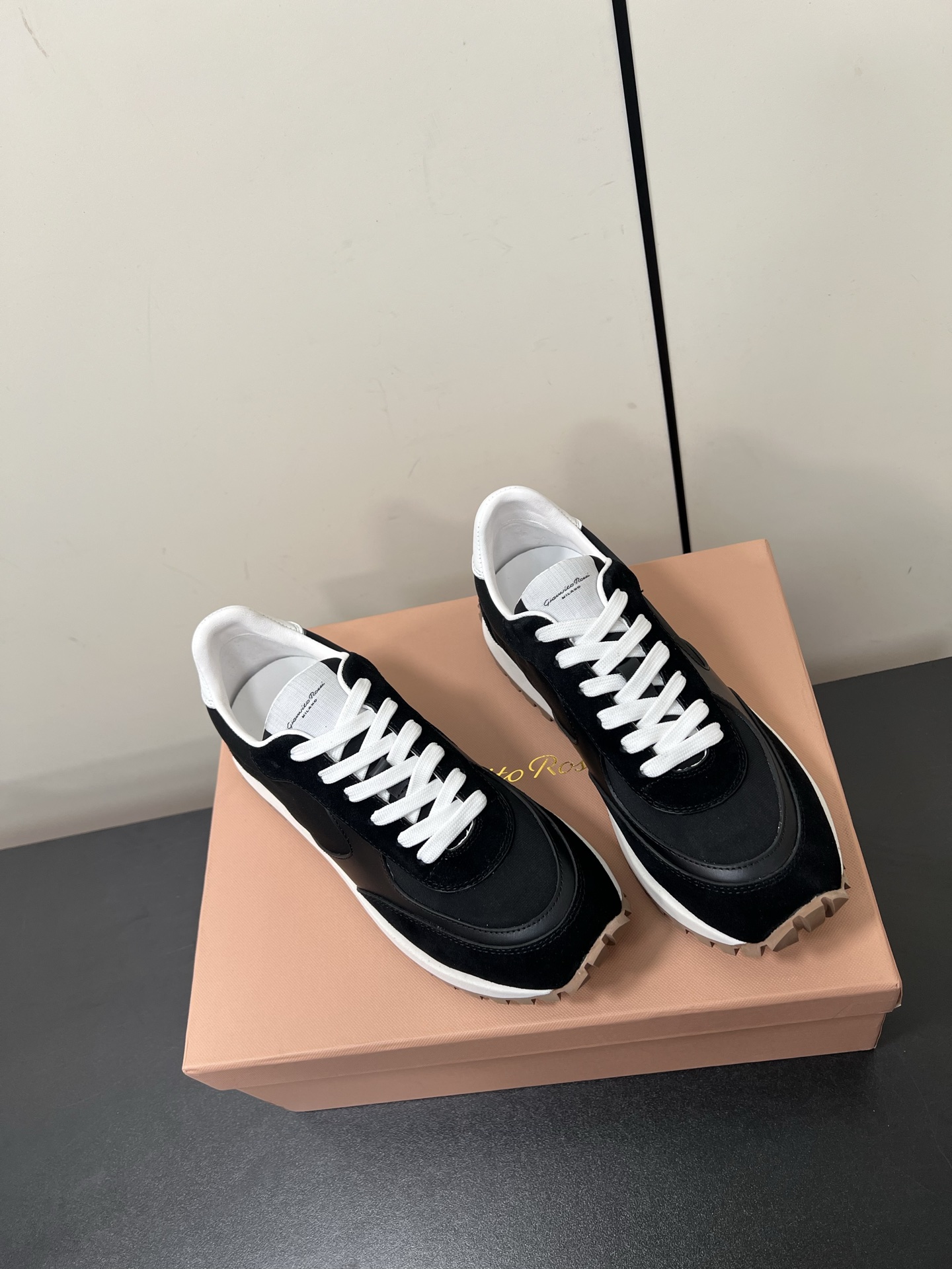 Gianvito Rossi Anvitorosi: Retro Lovers’ Shoes with Original Quality and Style - 图片 2