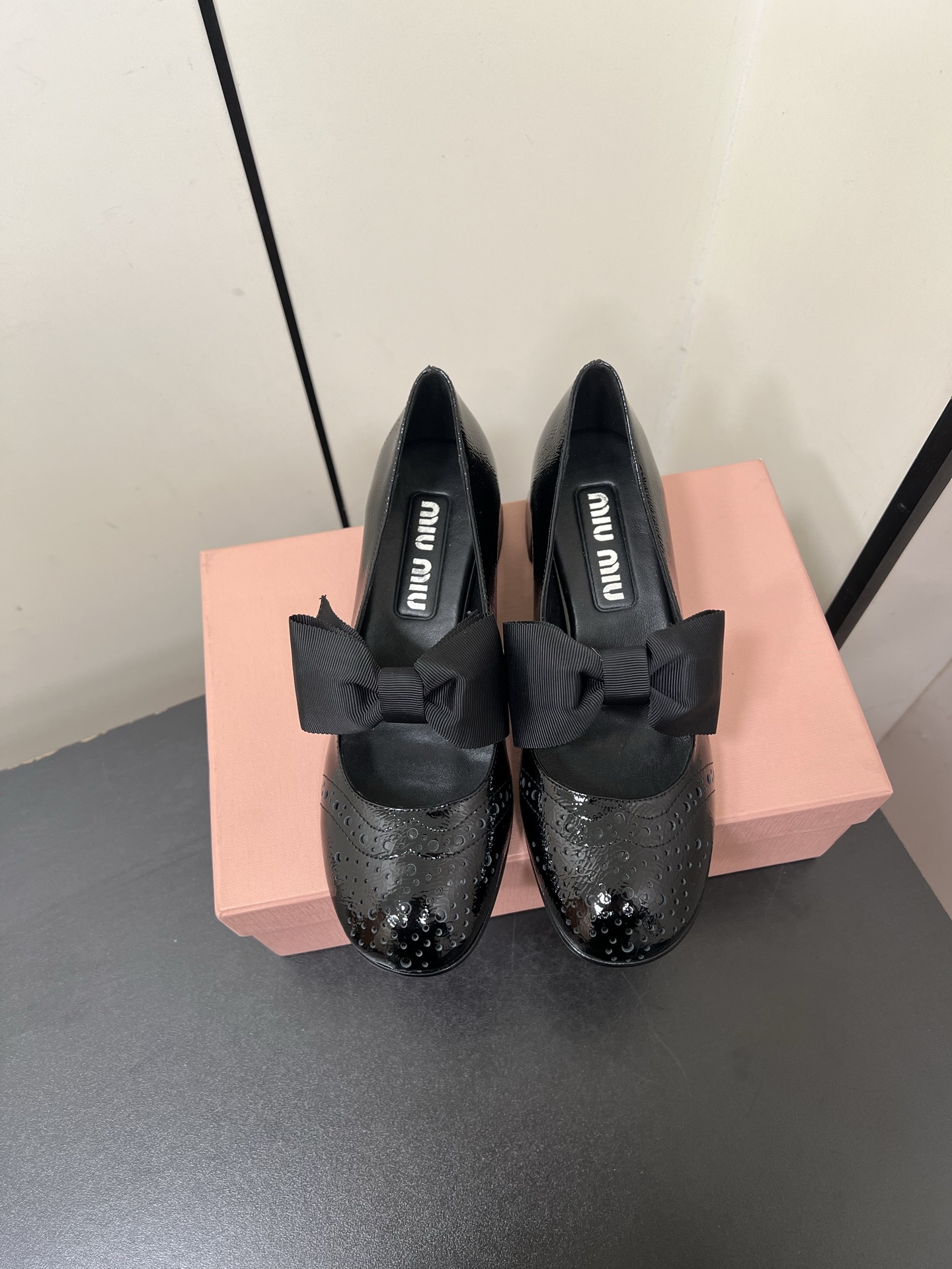 NO:174309,MiuMiu bow Mary Zhen fashion shoes are really fairy and beautiful, with a small square head contrasting color design style, fashionable and simple, height-enhancing and versatile, super beautiful on the feet, ~ The real thing is really beautiful!  Pursuing a combination of texture and bright colors in autumn and summer LOOK Imported bright patent leather material, inner foot pad full sheepskin, imported Italian leather large soles 4CM original full set of packaging 35-41 (40,41 no return or exchange), Mary Jane, miumiu, mary jane, sheepskin, Leather soles19860909MiuMiu蝴蝶结 玛丽珍时装鞋 真的好仙好美,小方头撞色设计风格,时尚简约,增高又百搭,上脚超好看,～实物真的超美！追求质感和秋夏明亮色系的组合 LOOK 进口亮面漆皮材质,内里垫脚全羊皮,进口意大利真皮大底跟高4CM 原版全套包装 码数35-41（40,41不退换）,玛丽珍,miumiu,mary jane,sheepskin,Leather soles,Women's Shoes