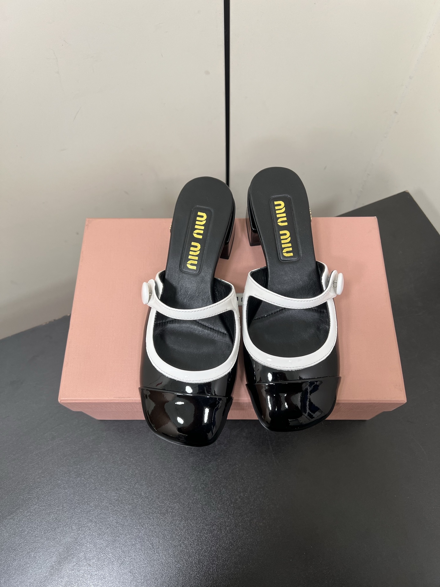 NO:174310,Miu Miu | Miu Miu 2025 early spring new button thick heel Mary Jane semi-torched mules. The counter focuses on the latest catwalk style. The bow retro Mary Jane thick heeled single shoes are popular!  The high-quality products of Miao family, top-level craftsmanship creates a sense of precision quality, invincible comfort, and is definitely a love-loving model at first sight!  Fashionable and versatile, a must-have for everyone!  Top-grade top-layer calf patent leather inner lining: imported sheepskin lining, original Italian leather outsole, heel height 4.5cm, size: 35-39 (40.41 custom-made, non-return, semi-torque, miumiu, mary jane, sheepskin, Leather soles19860909Miu Miu | 缪缪 2025早春新品钮扣粗跟玛丽珍半拖穆勒鞋 专柜主打最新走秀款 蝴蝶结复古玛丽珍粗跟单鞋火爆上新！ 缪家高货 顶级工艺打造精品质感 无敌舒适 绝对是一见钟情款！时尚百搭,人手必备！ 鞋面顶级头层小牛漆皮 内里: 进口羊皮里 大底原版意大利真皮大底 跟高4.5cm 码数: 35-39(40.41定制不退换）,半拖,miumiu,mary jane,sheepskin,Leather soles,Women's Shoes