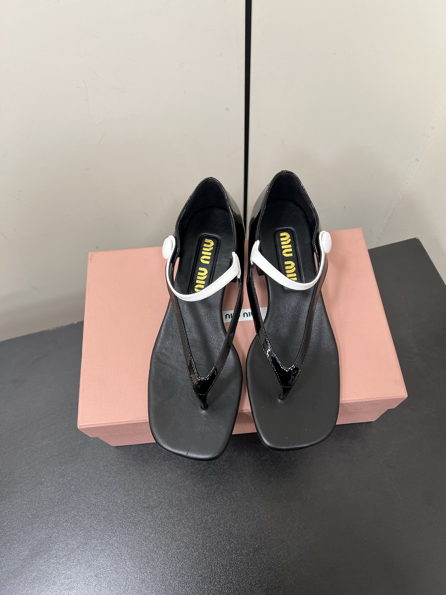 NO:174304,.25Ss Spring and Summer New Miumiu Folding Herringbone Heel Sandals This herringbone sandal style lacquered leather shoes are inspired by the inspiration of childhood wardrobe and matched with the Mary Jane belt contrasting color design!  Upper, ox patent leather, inner lining, heel height 4cm, genuine leather sole, size 35-39 (40, 41 custom made, non-return and exchange), sandals, miumiu, sandals, mary jane, slippers, sheepskin19860909.25Ss春夏新款Miumiu夹脚人字粗跟凉拖鞋 这款人字凉鞋风格漆面皮革鞋履受童年衣橱的灵感启发,搭配玛丽珍带撞色设计！ 鞋面牛漆皮 内里羊皮内里 跟高4cm 鞋底真皮鞋底 码数35-39（40,41定制不退换）,凉鞋,miumiu,sandals,mary jane,slippers,sheepskin,Women's Shoes