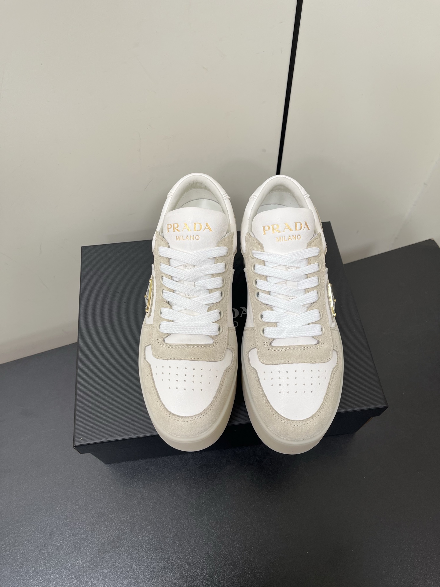 NO:163874,Prada's latest Downtown Bold series Thick sole, sponge shoes, triangle logo, casual sports shoes, white shoes, original purchase and development, making Downtown Bold sports shoes draw inspiration from basketball shoes from the 1980s, with a sports style design and exquisite details. It is made of perforated leather, and the unique thick sole presents a unique and modern style. The Prada logo is interpreted through different angles, decorated with the iconic enameled triangle metal logo, showing a unique classic style. The delivery counter is exquisitely packaged Fabric: Original custom imported top layer cowhide Inner: Original imported sheepskin Outsole: Original mold-opening ultra-light foaming material Sole thickness: 4.5CM Size:  Women's 35-40 (40 custom made without return), casual shoes/sports shoes, prada, prada, sneakers, cowhide, sheepskin19860909Prada普拉达 最新Downtown Bold系列 厚底  松糕鞋 三角标 休闲运动鞋 小白鞋 原版购入开发 做货 Downtown Bold运动鞋从1980年代的篮球鞋汲取灵感,运动风设计搭配精致细节.采用穿孔皮革打造,个性的厚底呈现别具一格的现代风格.通过不同角度演绎Prada徽标,饰有标志性的涂珐琅三角形金属徽标,彰显别具一格的经典格调 配送专柜精美包装 面料: 原版定制进口头层牛皮 内里: 原版进口羊皮 大底: 原版开模超轻发泡材质 底厚: 4.5CM Size: 女款35-40（40定制不退换）,休闲鞋/运动鞋,prada,prada,sneakers,cowhide,sheepskin,Women's Shoes