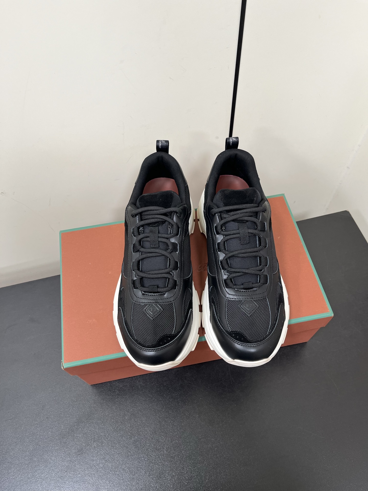 NO:163876,Men's Loro Piana Cairn Walk series Couple style Thick sole Casual sports shoes Dad shoes Original purchase and development Made this sneaker is inspired by the urban style to fit the feet comfortably. Suede trim adds exquisite texture to the fashionable appearance, and the soft pads fit every contour, making it an ideal companion for urban adventure or weekend leisure trips. The light and soft sole adopts complex and fine engraved texture design, excellent performance. Exquisite packaging for delivery counter. Original custom fabrics are customized to the top layer cowhide   mesh. Customized imported breathable mesh. Large sole original open mold-proof TPU material. Sole thickness 4CM Size35-45 (female 40 men 45 customization without return or exchange), casual shoes/sports shoes, loro piga, sneakers, cowhide19860909男款Loro Piana 诺悠翩雅 Cairn Walk系列 情侣款 厚底 休闲 运动鞋 老爹鞋 原版购入开发 做货 这款灵感源自都市风格的运动鞋舒适贴合脚部.绒面革饰片为时尚外形平添精致质感,柔软的衬垫贴合每一道轮廓,使其成为都市冒险或周末休闲出游的理想伴侣.轻盈柔软的鞋底采用繁复精细的雕刻纹理设计,性能出色 配送专柜精美包装 面料原版定制头层牛皮 网面 内里定制进口透气网里 大底原版开模防滑TPU材质 底厚4CM Size35-45（女40男45定制不退换）,休闲鞋/运动鞋,loro piana,sneakers,cowhide,Women's Shoes