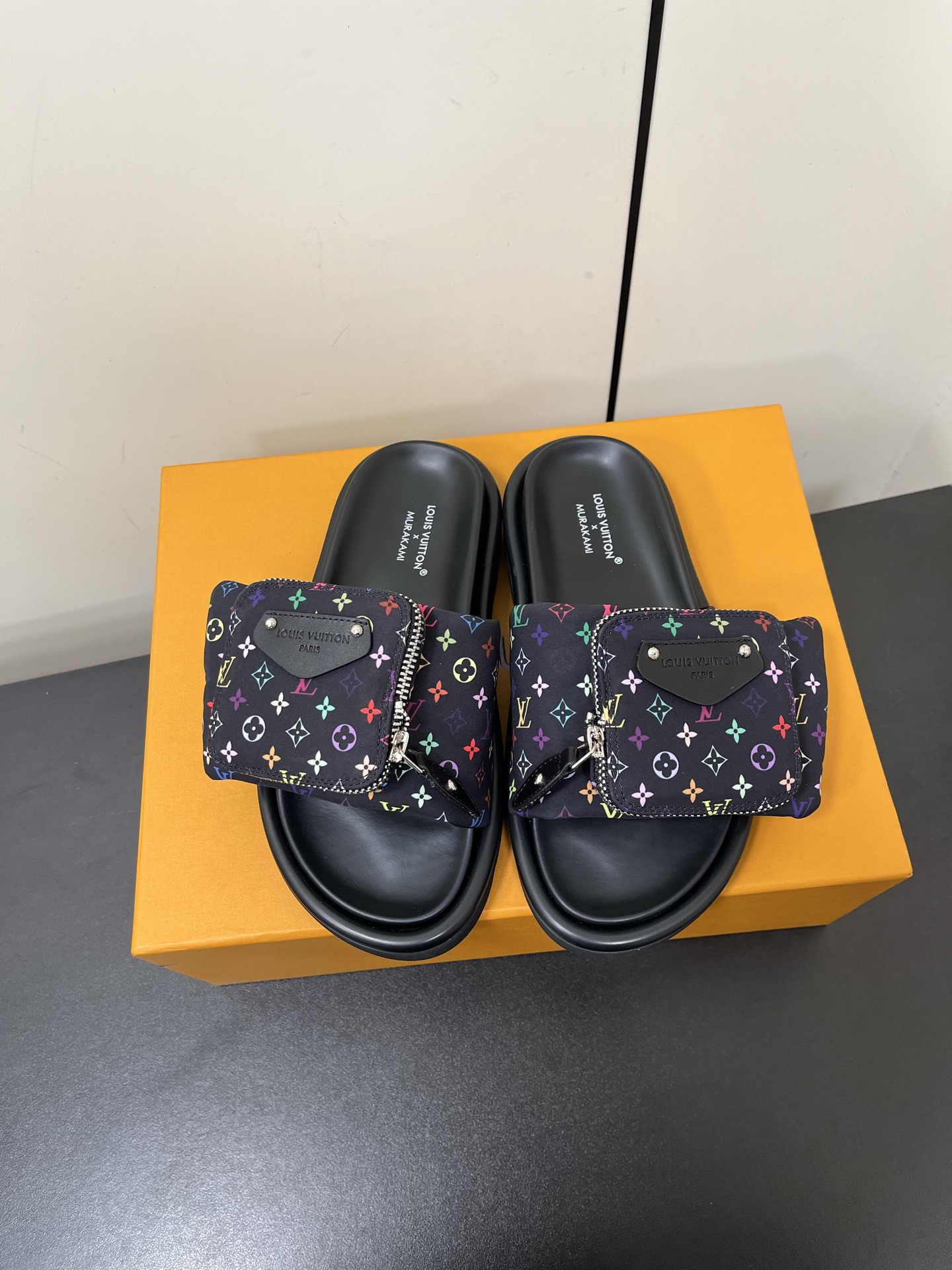 NO:164197,Men's couple size Louis Vuitton, Louis Vuitton, co-branded Murakami, Murakami, Bread Stroke, Another hit, LV's peak, the super hot presbyopia slippers, the foot feeling of the bread, soft and comfortable, popular little red book, high-end lazy style... There is no pair of ugly slippers in summer, which is soulless, so I'll plant grass today. 23 The rainbow color of the spring is so suitable for this summer, it looks high-end. The full and fluffy effect of the relief silk design is particularly good. I fell in love with it inexplicably. The sole increases by 4 cm, and the NICE Velcro design is wide and can make your feet look thin and beautiful. I love it in summer!  !  This design is so fashionable and the cool style can be matched!  !  Size#35-44 (Female 40 male 45 customized without return or exchange), slippers, louis vuitton, louis vuitton, louis vuitton, slippers19860909男款情侣码Louis Vuitton路易威登联名Murakami村上隆 面包拖 又一爆款 LV一出即巅峰的超爆款的老花拖鞋面包的脚感 软绵绵的超舒服 火爆小红书 高级慵懒风.... 夏天没有一双丑拖鞋是没有灵魂的 今天就来种草了 23开春彩虹色太适合这个夏季了显高级 感 浮雕丝绸设计饱满蓬蓬的效果特别有好感 显白莫名其妙的爱上了.鞋底立增4公分, NICE 魔术贴的设计宽宽的可以显的脚好瘦好好看 夏天最爱！！ 这个设计太时尚了 酷酷的风格也可以搭配！！ Size#35-44（女40男45定制不退换）,拖鞋,louis vuitton,louis vuitton,louis vuitton,slippers,Women's Shoes