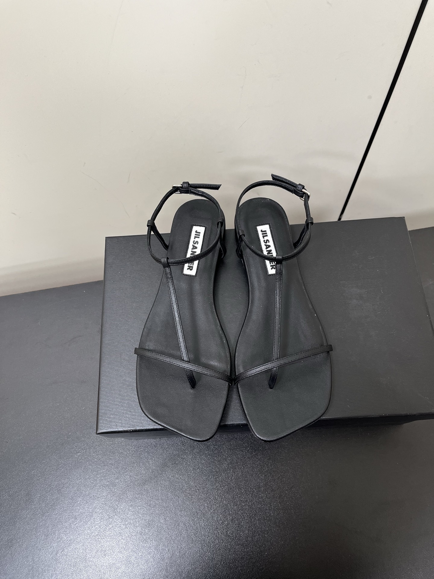 NO:164545,Leather rubber sole JILSander Spring and summer new flat-sole square skull-like sandals arrive~ Many fashionable and personalized girls are very fond of international light luxury brands such as sandro, maje, and jilsander!  Don’t follow the trend or follow blindly. Looks have their own unique interpretation of fashion and avant-garde!  Highly recommend this. Gill Senda's pointed sandals, with slender shoes, simple, fashionable and unique!  Good to wear and wear, fresh and refined, the legs look long……” Go material The upper is made of high-quality calfskin, inner cowhide Italian leather outsole/rubber sole Size 35-40 (40 custom made without return and exchange), sandals, jil sander, sandals, slippers, cowhide, Leather soles19860909皮底橡胶底JILSander 春夏新款平底方头骨感细带凉鞋 arrival～很多时尚个性的姑娘,非常青睐sandro、maje、jilsander这样一些国际轻奢品牌！不跟风,不盲从,平日look有着自己对时尚和前卫的独特诠释！极力推荐 这款.吉尔·森达的尖头凉拖鞋,鞋型修长,简约时尚又与众不同！好穿好搭清新脱俗,上脚超显腿长………” Go 材质 鞋面采用上等小牛皮制作 内里牛皮 意大利真皮大底/橡胶底 码数35-40（ 40定制不退换）,凉鞋,jil sander,sandals,slippers,cowhide,Leather soles,Women's Shoes