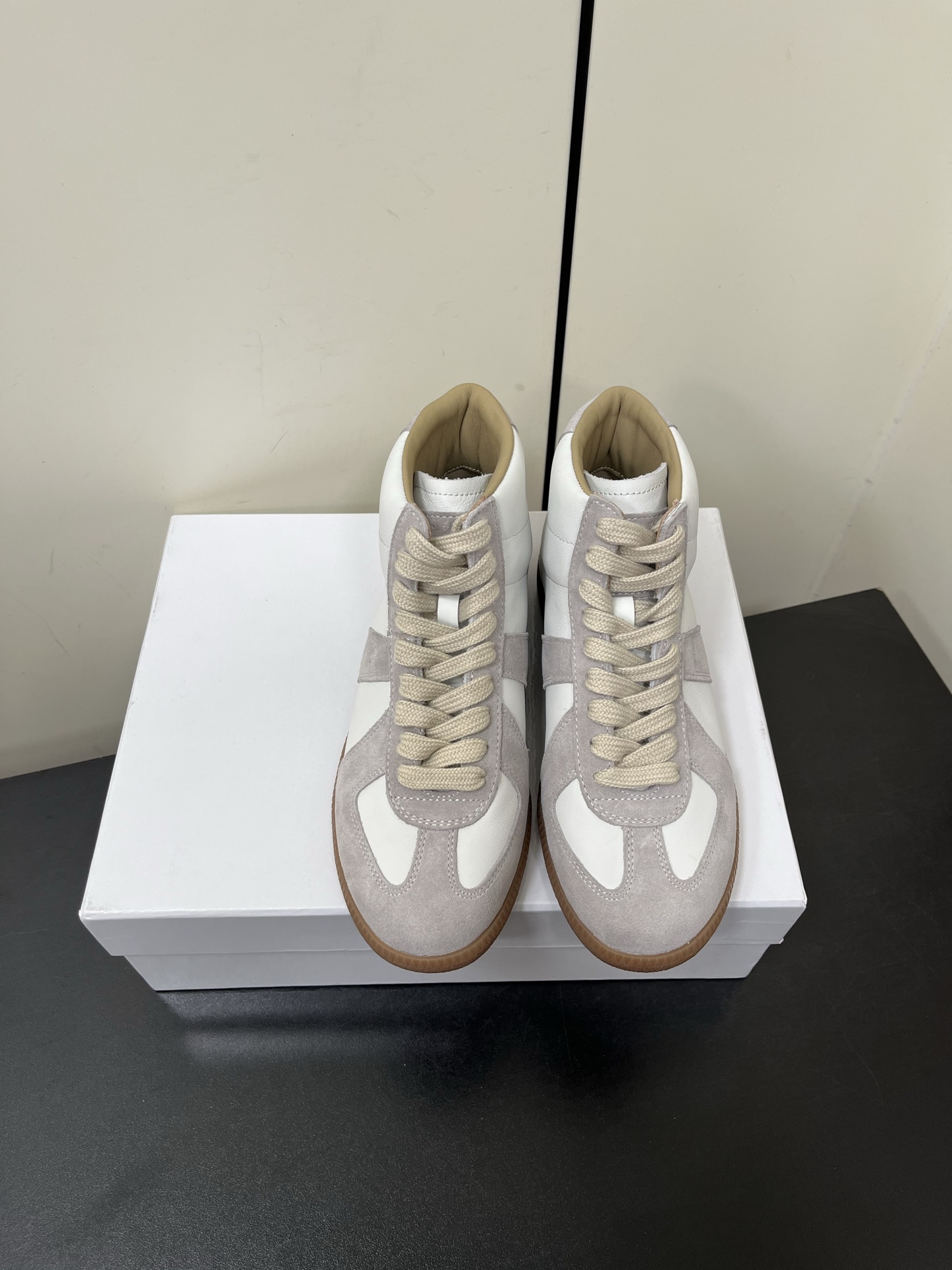 NO:164558,Men's Maison Margiela Tibi mm6 classic high-top version of the Genuine Training Shoes is invincible and beautiful, the only version is carefully selected. Many pairs of genuine products are purchased and developed 1 to 1!  Upper: cowhide suede Inner: imported lambskin original sole open mold rubber wear-resistant beef tendon sole Size: 35-45 (for women 40 men 45 custom-made, no return or exchange), casual shoes/sports shoes, masion margiela, sneakers, cowhide, sheepskin, chamois leather19860909男款Maison Margiela tibi mm6经典德训鞋高帮版 无敌好看,唯一对版 细品 多双正品代购回来1比1出模开发！ 鞋面:牛皮麂皮 内里:进口小羊皮 鞋底原版开模橡胶耐磨牛筋底 Size:35-45（女40男45定制不退换）,休闲鞋/运动鞋,masion margiela,sneakers,cowhide,sheepskin,chamois leather,Women's Shoes