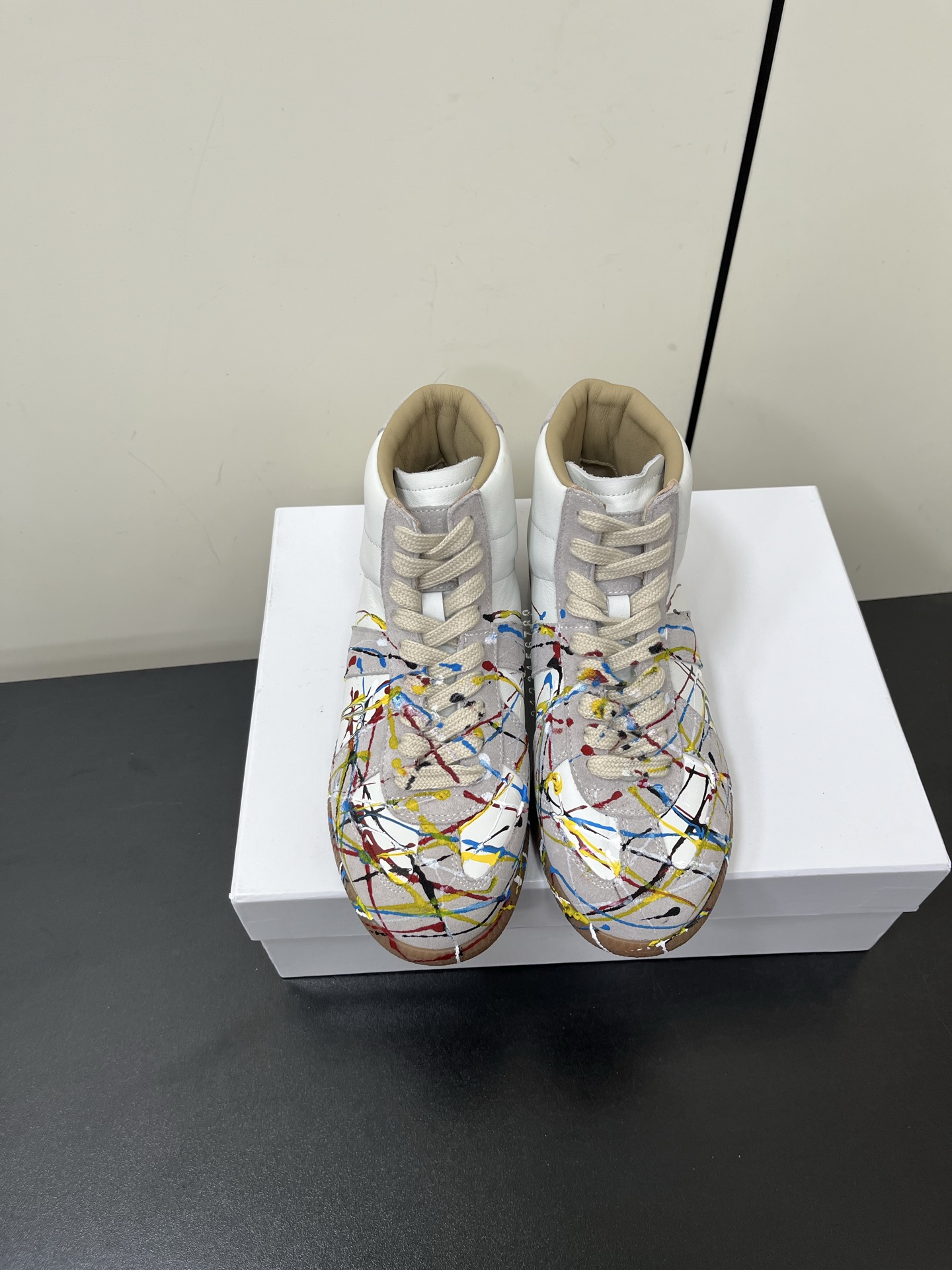 NO:164541,The Maison Margiela Tibi mm6 classic German training shoes high-top version is invincible and beautiful, the only version is carefully selected. Many pairs of genuine products are purchased and developed 1 to 1!  Upper: cowhide suede Inner: imported lambskin original sole open mold rubber wear-resistant beef tendon sole Size: 35-45 (for women 40 men 45 custom-made, no return or exchange), casual shoes/sports shoes, masion margiela, sneakers, cowhide, sheepskin, chamois leather19860909涂鸦男款Maison Margiela tibi mm6经典德训鞋高帮版 无敌好看,唯一对版 细品 多双正品代购回来1比1出模开发！ 鞋面:牛皮麂皮 内里:进口小羊皮 鞋底原版开模橡胶耐磨牛筋底 Size:35-45（女40男45定制不退换）,休闲鞋/运动鞋,masion margiela,sneakers,cowhide,sheepskin,chamois leather,Women's Shoes