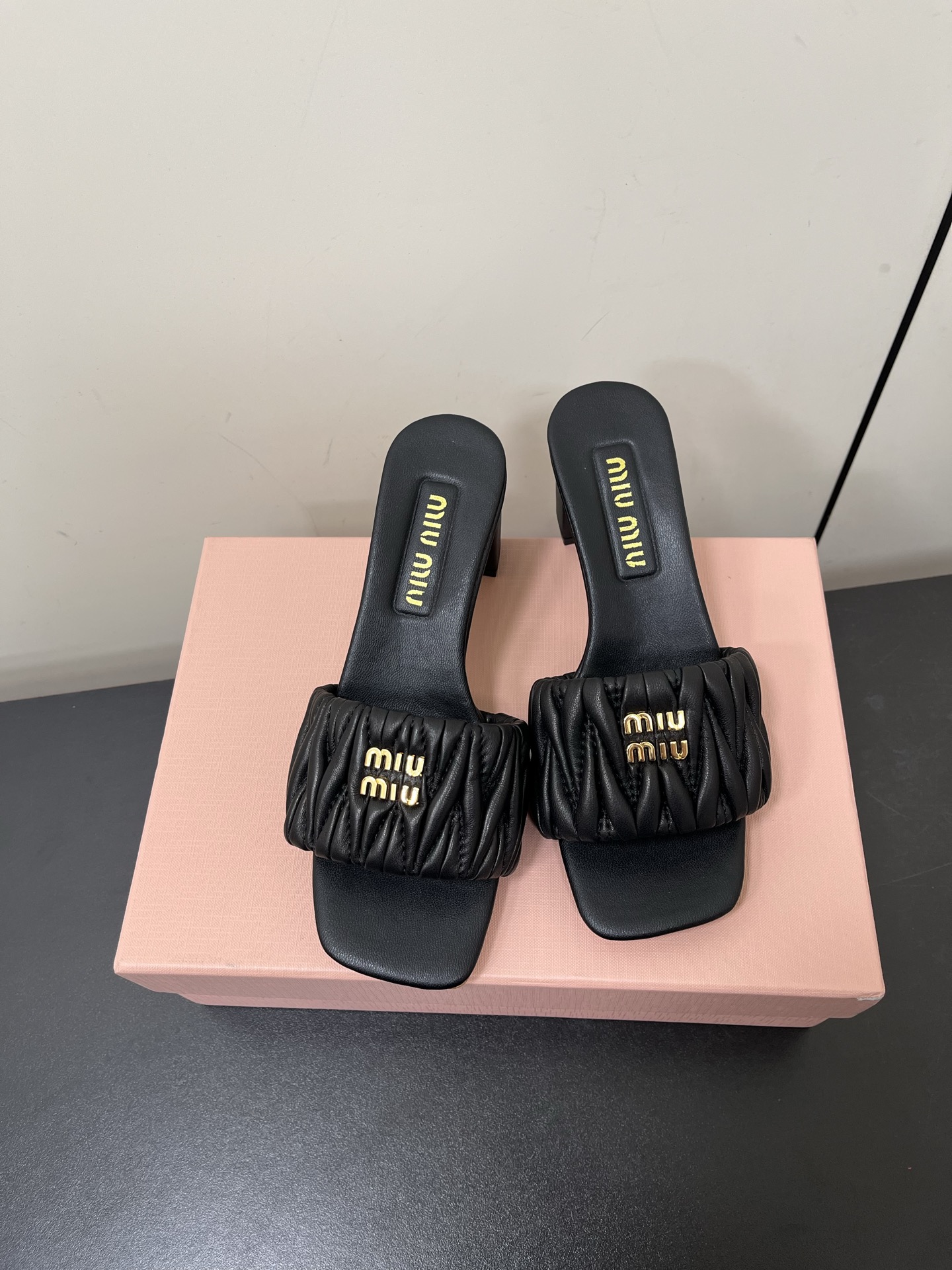 NO:164766,Miumiu 25ss Spring and Summer New High-heeled Lambskin Sandals and Slippers Zp Development Original Disassembly, Equipped Electric Embroidery Hand Grabbing Sheepskin, Snap-Free Selling the Ordinary Version on the Market, Miumiu is really too girly!  The lambskin is super soft and glutinous, and the comfort is super high!  Shoe face version super soft lambskin electric embroidered hand-grabbing pattern sole Italian leather outsole size 35-40 (40 customized), slippers, miumiu, sandals, slippers, sheepskin, Leather soles19860909Miumiu缪缪25ss春夏新款高跟小羊皮凉鞋拖鞋 Zp开发 原版拆卸 对版电绣手抓纹羊皮 秒杀市面普通版本,miumiu真的太少女啦！小羊皮超级软糯 舒适度超高！ 鞋面对版超软小羊皮电绣手抓纹 鞋底意大利真皮大底 码数35-40（40定做）,拖鞋,miumiu,sandals,slippers,sheepskin,Leather soles,Women's Shoes