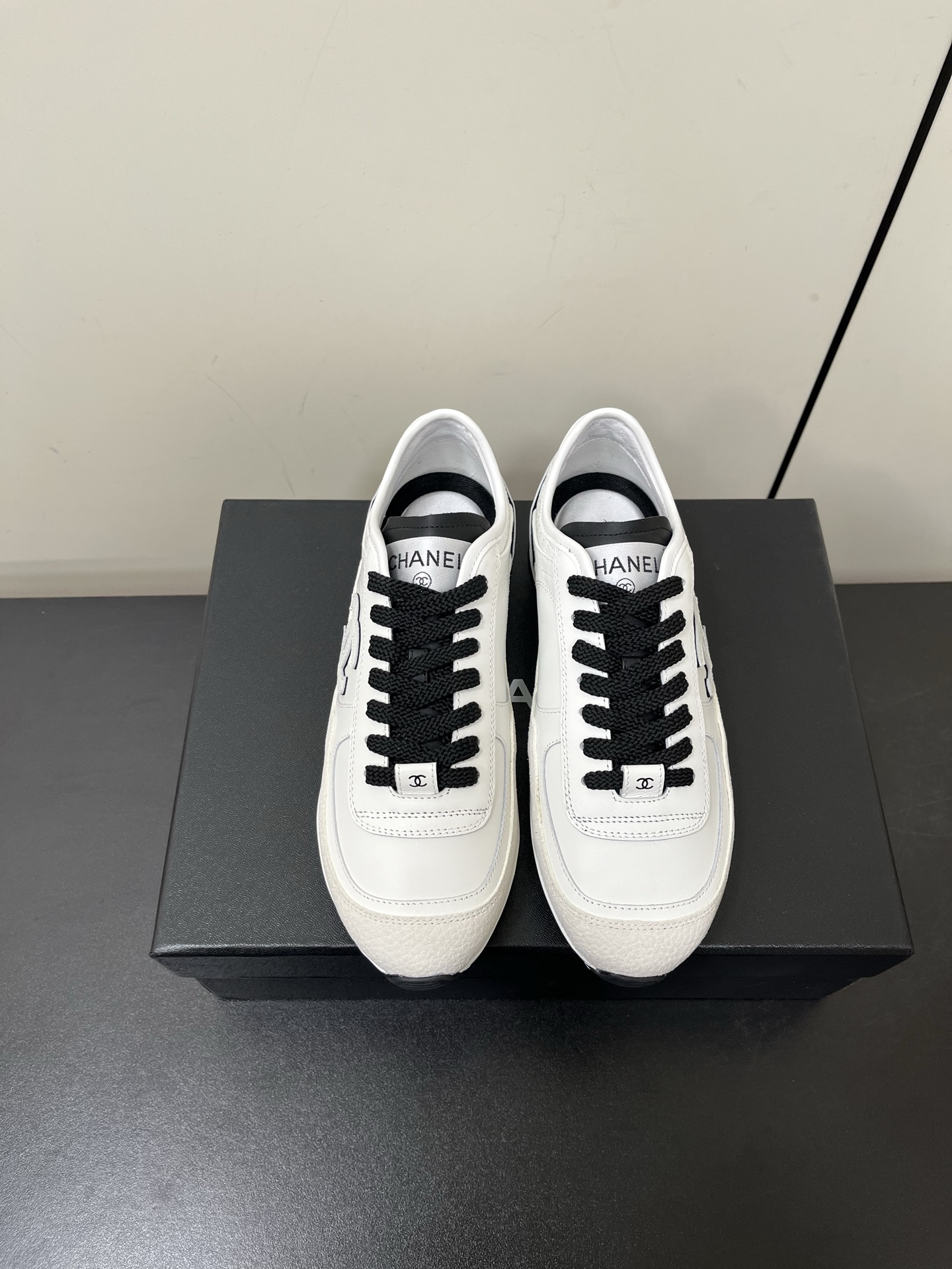 NO:166705,Chanel25p white shoes | Who knows the lethality of moonlight white 25 spring and summer latest diamond pattern retro craft shoes? Grandma's latest 25P traditional shoes, finally it's not an old dish to stir-fry. The new style matches this traditional shoes, and the shoe shape is a bit mediocre and retro!  And it has super practical wearability, and it is simply the all-round king in the shoe industry!  !  !  The fried chicken looks good with socks or pants!  !  !  !  Material top layer cowhide inner sheepskin, original open molded sole size 35-41 40.41 Customized non-return and exchange, casual shoes/sports shoes, chanel, sneakers, cowhide, sheepskin, socks19860909chanel25p小白鞋｜谁懂月光白的杀伤力25春夏最新款菱格纹复古德训鞋 香奶奶最新款25P德训鞋,终于不是老菜翻炒了,新的风格搭配出这款德训鞋,鞋型有点中古复古风格！而且实穿性超强,简直就是鞋界的全能王！！！搭配袜子或者裤子都炒鸡好看！！！！ 材质头层牛皮 内里羊皮 大底原版开模大底 尺码35-41 40.41定制不退换,休闲鞋/运动鞋,chanel,sneakers,cowhide,sheepskin,socks,Women's Shoes