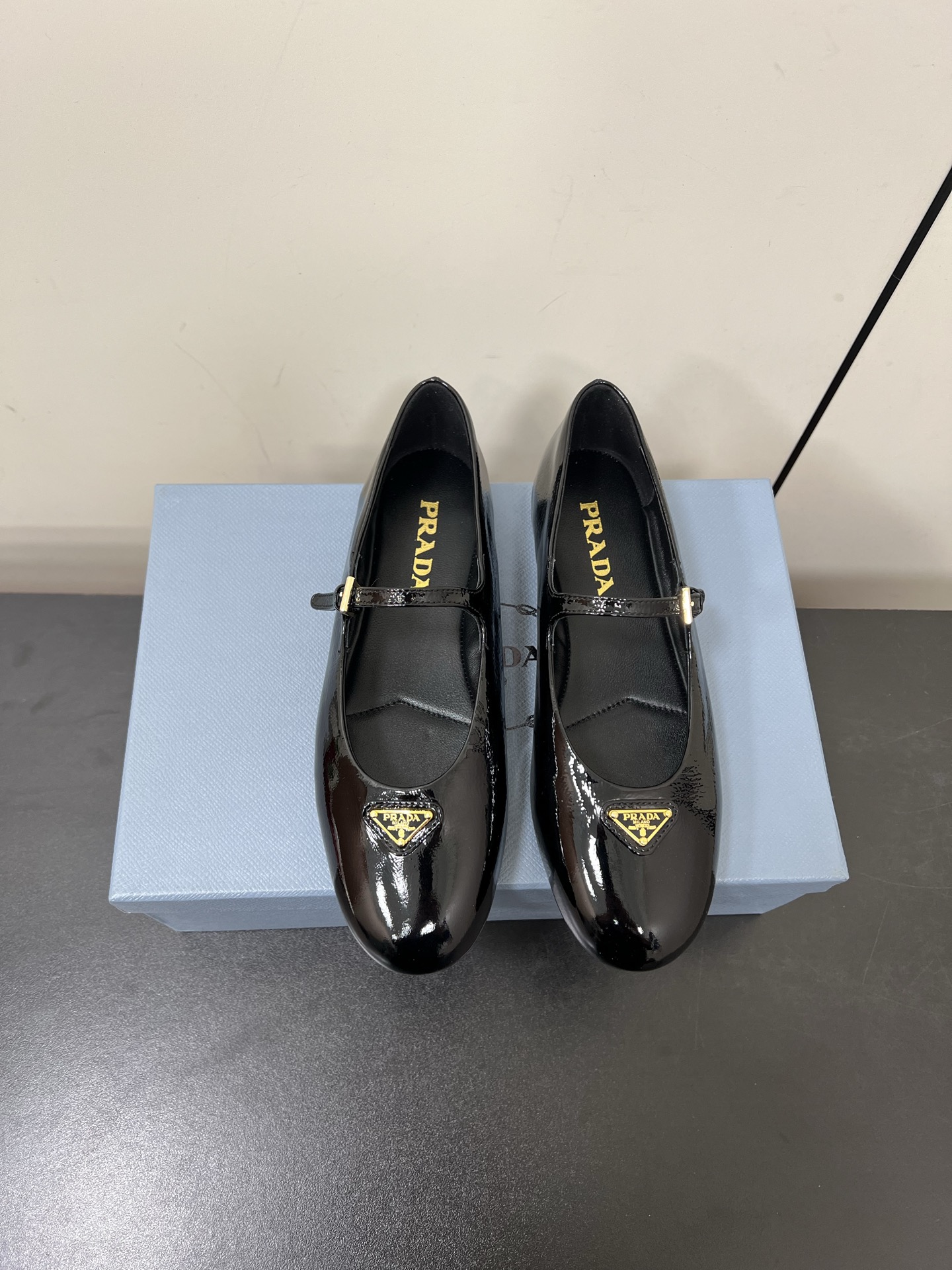 NO:264757,Patent leather PRADA 25ss Prada's new autumn and winter products, strength is coming, Mary Zhen single shoes, ballet shoes, super popular series, major internet celebrities Qiao Xin and Cheng Xiao, the same round-toe triangle buckle (Mary Zhen single shoes)!  Fashionable and versatile nice items, all kinds of beauties have stood firm, and the exclusive new one is available!  Sisters who like to wear high heels but are afraid of being tired will come over. The flat bottom will definitely make your feet light, and you will not be tired at all, and your feet will be steadily and relaxed!  The theme of this year is not defined to reflect the texture through simplicity and simplicity. The fabric is imported patent leather, inner sheepskin. The triangle mark has a concave and convex feel and the original version, and is matched with the original sole. Size: #35-42 (40.41.42 custom made without return or exchange), single shoes, prada, prada, mary jane, high heels, sheepskin19860909漆皮面PRADA 25ss 普拉达秋冬新品 实力来袭 玛丽珍单鞋 芭蕾舞鞋 超级爆系列爆品,各大网红明星乔欣,程潇,同款圆头三角扣（玛丽珍单鞋）！ 时髦百搭nice单品,各路美女站稳了,独家上新啦！喜欢穿高跟鞋又怕累的姐姐们看过来,平底绝对让脚步轻盈,百分百不累脚,上脚稳稳的轻松！ 今年的主题就是不被定义 通过简单简洁体现质感 面料进口漆皮 内里羊皮 三角标触感凹凸感和原版一致,搭配原版大底 Size:#35-42(40.41.42订做不退换）,单鞋,prada,prada,mary jane,high heels,sheepskin,Women's Shoes