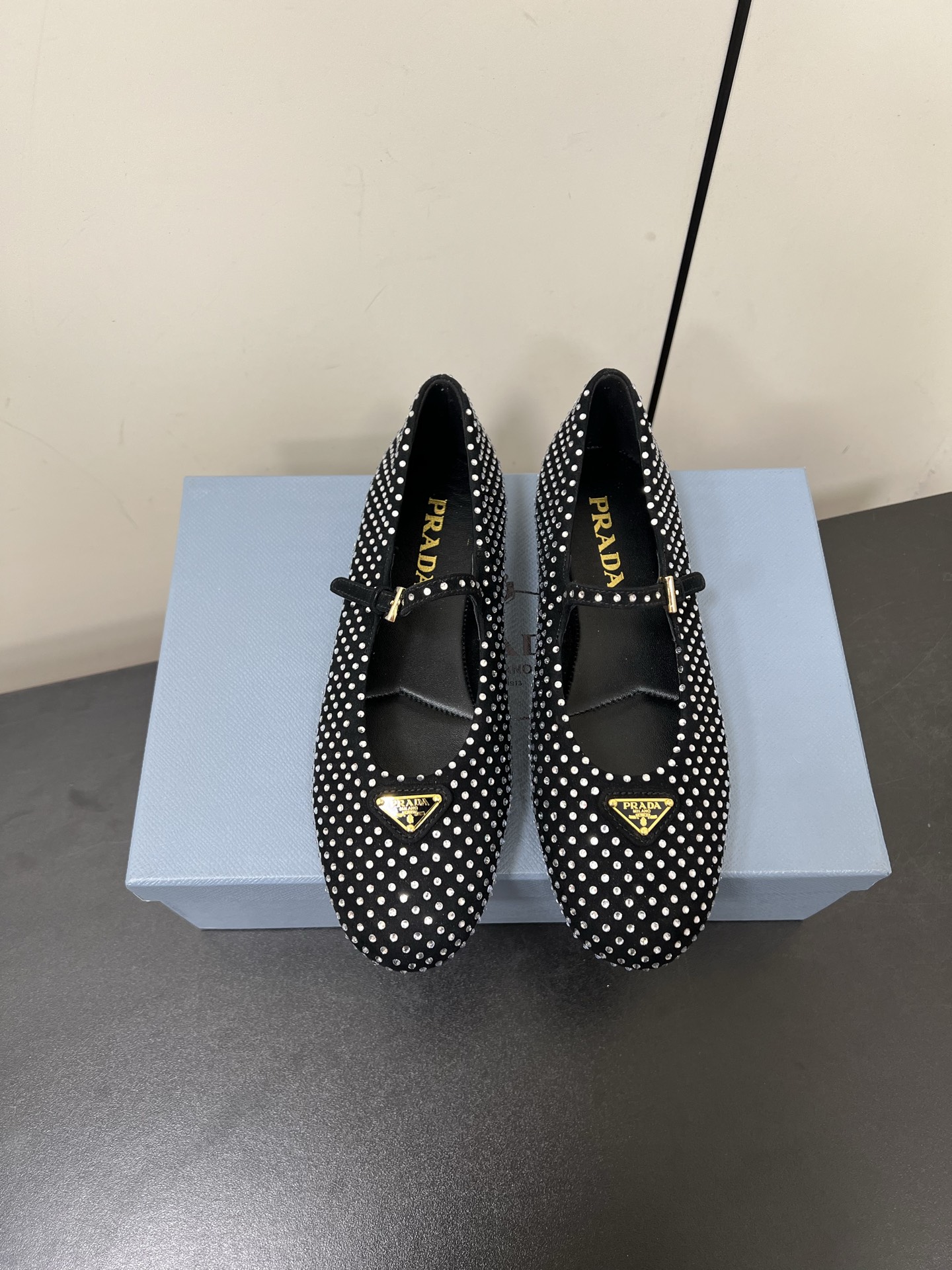 NO:264759,Diamond PRADA 25ss Prada's new autumn and winter products, strength is coming, Mary Zhen single shoes, ballet shoes, super popular series of popular products, major internet celebrities Qiao Xin and Cheng Xiao, the same round-toe triangle buckle (Mary Zhen single shoes)!  Fashionable and versatile nice items, all kinds of beauties have stood firm, and the exclusive new one is available!  Sisters who like to wear high heels but are afraid of being tired will come over. The flat bottom will definitely make your feet light, and you will not be tired at all, and your feet will be steadily and relaxed!  The theme of this year is not defined to reflect the texture through simplicity and simplicity. The fabric is imported sheepskin. The inner sheepskin. The triangle mark has a concave and convex feel that is the same as the original version, and matches it with the original sole. Size: #35-42 (40.41.42 custom made without return or exchange), single shoes, prada, prada, mary jane, high heels, sheepskin19860909钻面PRADA 25ss 普拉达秋冬新品 实力来袭 玛丽珍单鞋 芭蕾舞鞋 超级爆系列爆品,各大网红明星乔欣,程潇,同款圆头三角扣（玛丽珍单鞋）！ 时髦百搭nice单品,各路美女站稳了,独家上新啦！喜欢穿高跟鞋又怕累的姐姐们看过来,平底绝对让脚步轻盈,百分百不累脚,上脚稳稳的轻松！ 今年的主题就是不被定义 通过简单简洁体现质感 面料进口羊皮 内里羊皮 三角标触感凹凸感和原版一致,搭配原版大底 Size:#35-42(40.41.42订做不退换）,单鞋,prada,prada,mary jane,high heels,sheepskin,Women's Shoes