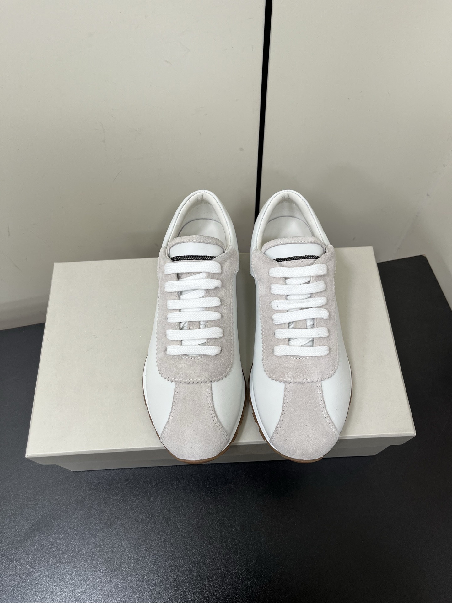 NO:166723,Brunello Cucinelli 25ss new BC German training shoes minimalist style, pure handmade tandem bead chain accessories!  Retro and high-end!  Simple and elegant, very pleasing style!  The King of Advanced and All-Match is completely unresisting!  Very good and comfortable feet!  It looks ordinary, thin and handsome in dressing!  No limit to any occasion, daily work, fashionable and capable!  Super versatile!  Super durable, original imported suede/imported cowhide, inner foot pad sheepskin, original open mold TPU rubber sole, Size35-41 (40.41 custom made, no return or exchange), casual shoes/sports shoes, brunello cucinelli, sneakers, cowhide, sheepskin, chamois leather19860909Brunello Cucinelli 25ss新款BC德训鞋 极简主义风格,纯手工串联珠链配饰！复古又高级！简约又大气 属于非常耐看的款式！高级百搭之王 完全没有抵抗力！脚感很好很舒服！ 看起来平平无奇,穿起来又瘦又帅！不局限任何场合,日常工作、时尚又干练！超级百搭！超级耐看 鞋面原版进口麂皮/进口牛皮 内里垫脚羊皮 鞋底原版开模TPU橡胶大底 Size35-41（40.41订做不退换）,休闲鞋/运动鞋,brunello cucinelli,sneakers,cowhide,sheepskin,chamois leather,Women's Shoes