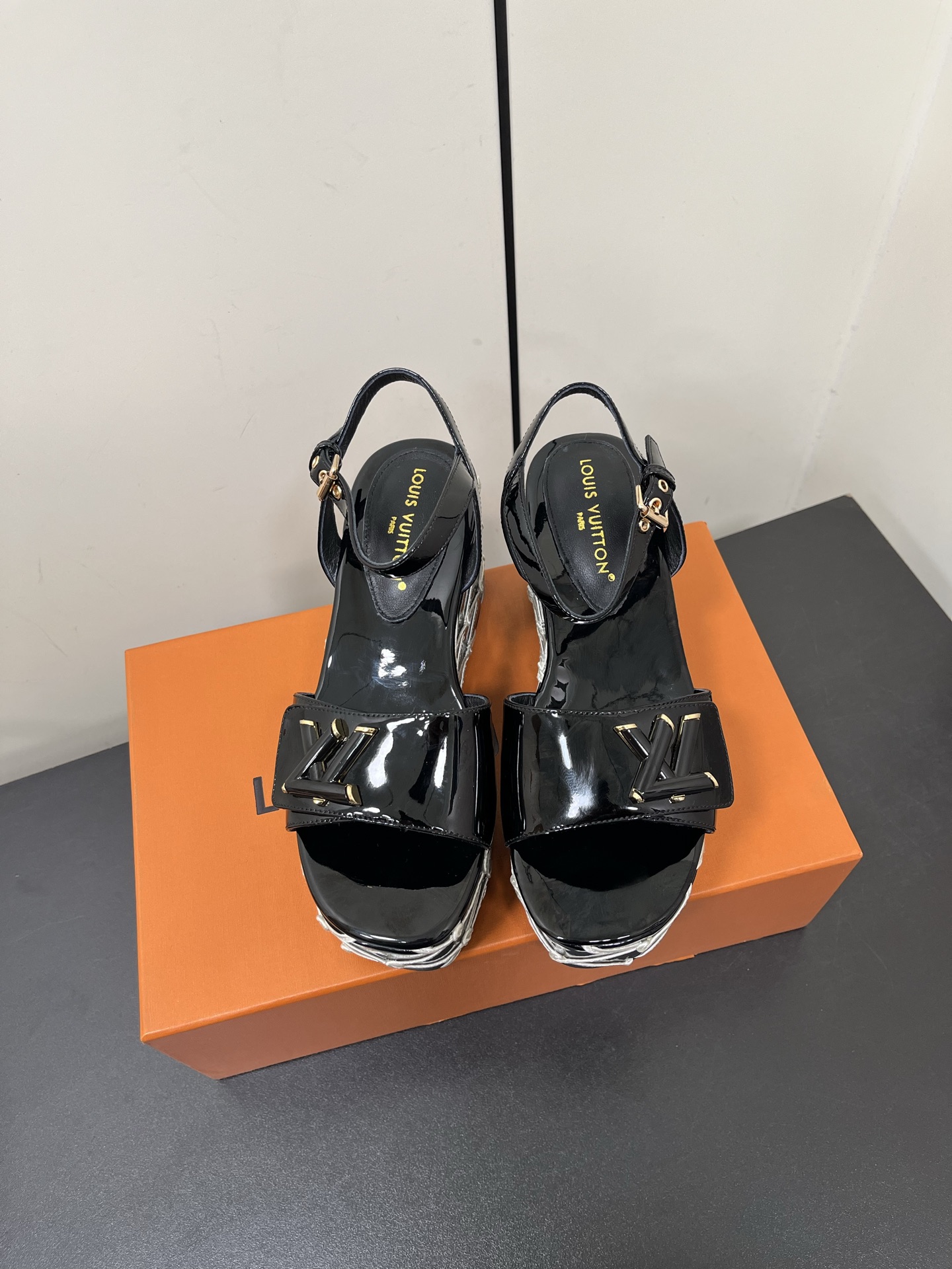 NO:166742,Lv latest hatred sky high wedge sandals 2025 summer latest Louis Vuitton/Louis Vuitton women's LV letter high heel sandals. The Shake open hip design on the back of this V home sandal is made of imported calf leather. The bold design of the color is presented, perfectly improving its modern lines. It is famous for its iconic V line width heel and exquisite details with brand letters. It is inspired by the iconic opening of the Twist bag, the eternal Louis Vuitton signature elegance. The summer must-have for the goddesses of summer in 2025, original replica, and the foot feels super comfortable. Show the queen's temperament. Imported calf soft leather   LV letter decoration on the upper, imported sheepskin footbed imported sheepskin footbed, outsole original opening TPR outsole heel height 9CM standard code 35-42 (41 42 size custom made  No return or exchange), sandals, louis vuitton, louis vuitton, louis vuitton, sandals, cowhide, sheepskin19860909Lv最新恨天高 坡跟水台凉鞋2025夏季最新款Louis Vuitton/路易威登女款LV字母高跟凉鞋,此款V家凉鞋背面的Shake开放式臀部设计由进口小牛皮制成,大胆设计的色彩呈现,完美提升其现代线条,以其标志性的V行宽跟和带有品牌字母的精致细节而著称,灵感来自Twist包的标志性开舍,永恒的路易威登签名优雅 2025夏季女神们的夏季必备款, 原版复刻,脚感超舒适.尽显女王气质 鞋面进口小牛软皮 LV字母装饰, 内里进口羊皮 垫脚进口羊皮垫脚, 大底原版开模TPR大底 跟高9CM 标准码35-42(41 42码订做 不退不换),凉鞋,louis vuitton,louis vuitton,louis vuitton,sandals,cowhide,sheepskin,Women's Shoes