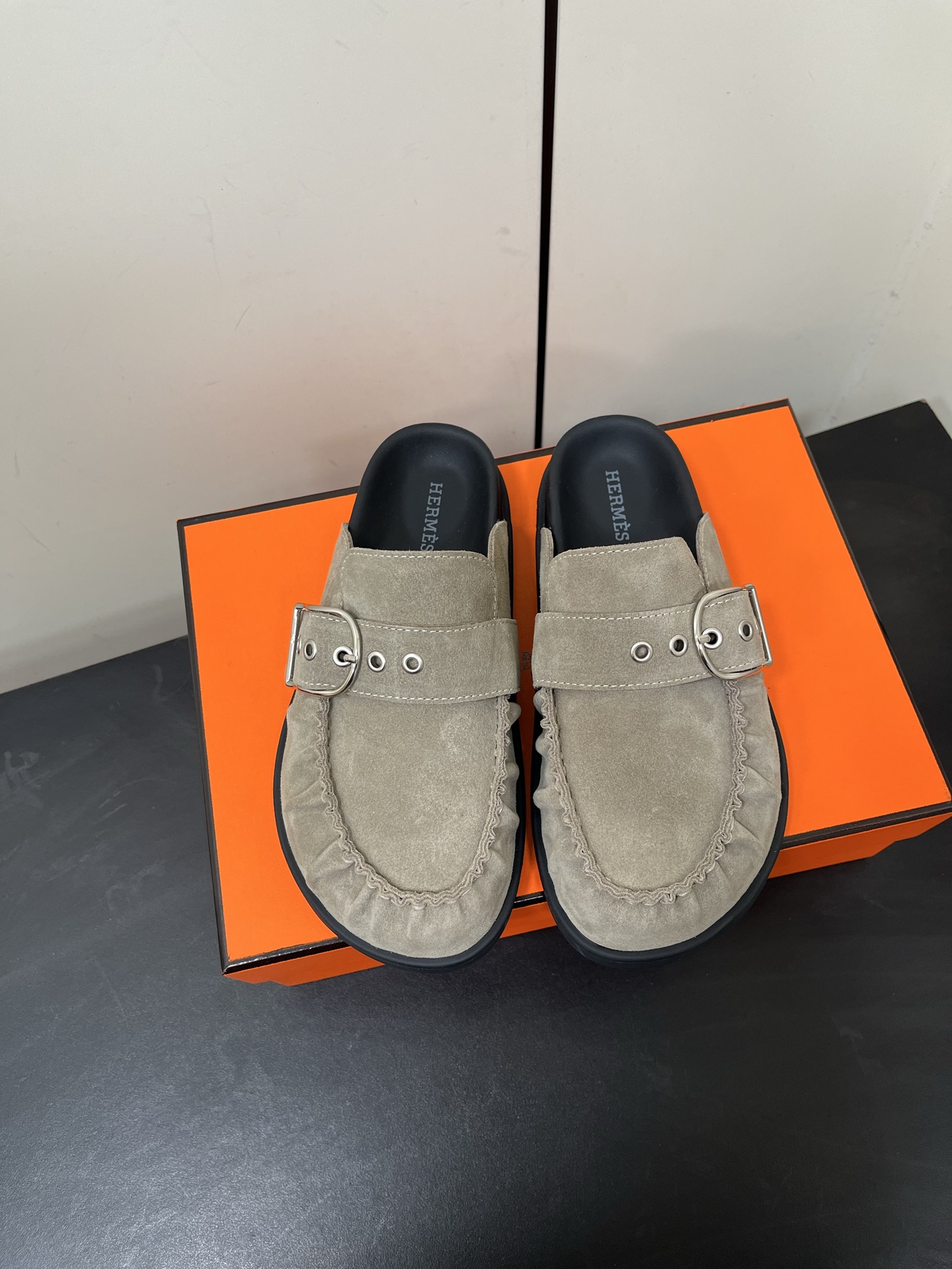 NO:233180,Couple model 40HERMES Hermes cute Muller semi-tower Birkenstock shoes. I really need versatile slippers in summer. It looks good no matter how you match it, it feels casual and high-end. The comfort is also great. It is paired with various colored socks. It is very fashionable. Imported suede, sheepskin inner Tpu non-slip wear-resistant soles. Size#35-44 Women 40.41.42 Men 45.46 Customized non-return and exchange, semi-tower, hermes, hermes, slippers, sheepskin, chamois leather, socks19860909情侣款男款40HERMES 爱马仕呆萌穆勒半拖勃肯鞋 夏天真的太需要百搭拖鞋了 怎么搭配都好看,随意且高级的感觉 舒适度也很棒,搭配各种彩色袜子,潮爆了 进口麂皮 羊皮内里 Tpu防滑耐磨大底 Size#35-44 女40.41.42 男45.46定制不退换,半拖,hermes,hermes,slippers,sheepskin,chamois leather,socks,Women's Shoes