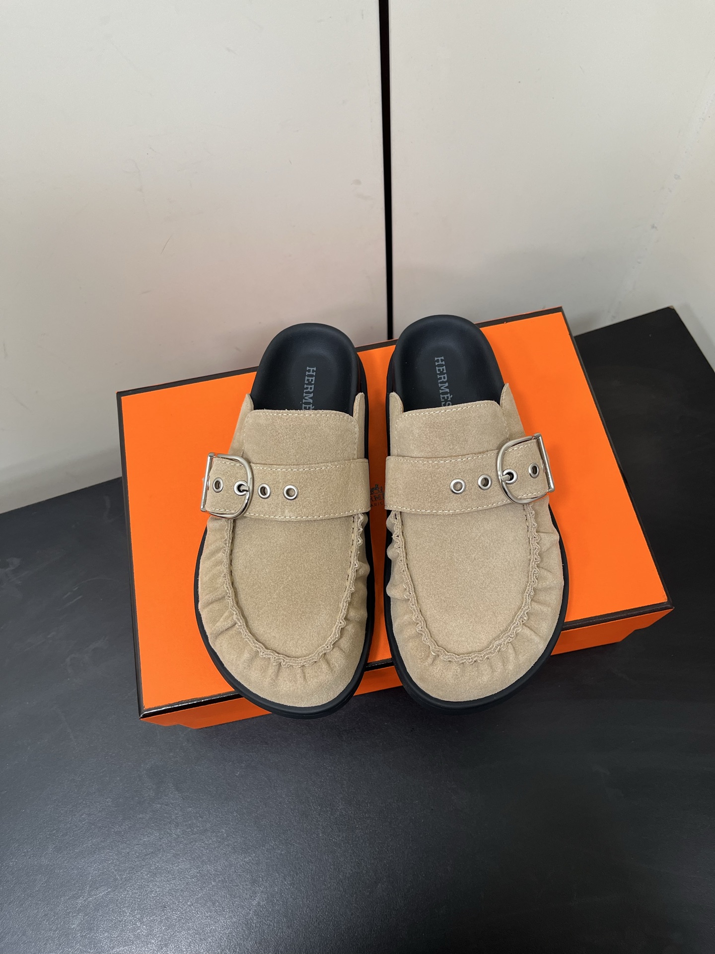 NO:233155,Couple model 40HERMES Hermes cute Muller semi-tower Birkenstock shoes. I really need versatile slippers in summer. It looks good no matter how you match it, it feels casual and high-end. The comfort is also great. It is paired with various colored socks. It is very fashionable. Imported suede, sheepskin inner Tpu non-slip wear-resistant soles. Size#35-44 Women 40.41.42 Men 45.46 Customized non-return and exchange, semi-tower, hermes, hermes, slippers, sheepskin, chamois leather, socks19860909情侣款男款40HERMES 爱马仕呆萌穆勒半拖勃肯鞋 夏天真的太需要百搭拖鞋了 怎么搭配都好看,随意且高级的感觉 舒适度也很棒,搭配各种彩色袜子,潮爆了 进口麂皮 羊皮内里 Tpu防滑耐磨大底 Size#35-44 女40.41.42 男45.46定制不退换陪,半拖,hermes,hermes,slippers,sheepskin,chamois leather,socks,Women's Shoes