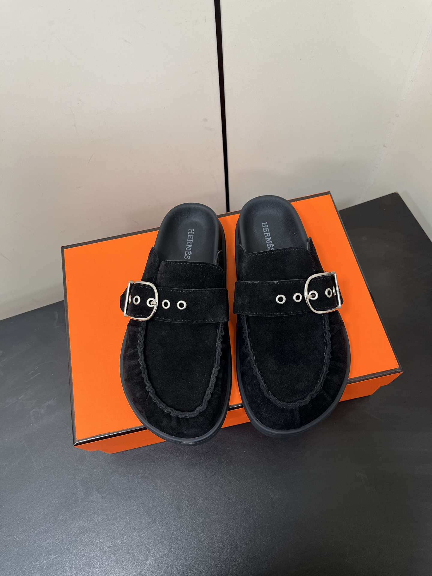 NO:233158,Couple model 40HERMES Hermes cute Muller semi-tower Birkenstock shoes. I really need versatile slippers in summer. It looks good no matter how you match it, it feels casual and high-end. The comfort is also great. It is paired with various colored socks. It is very fashionable. Imported suede, sheepskin inner Tpu non-slip wear-resistant soles. Size#35-44 Women 40.41.42 Men 45.46 Customized non-return and exchange, semi-tower, hermes, hermes, slippers, sheepskin, chamois leather, socks19860909情侣款男款40HERMES 爱马仕呆萌穆勒半拖勃肯鞋 夏天真的太需要百搭拖鞋了 怎么搭配都好看,随意且高级的感觉 舒适度也很棒,搭配各种彩色袜子,潮爆了 进口麂皮 羊皮内里 Tpu防滑耐磨大底 Size#35-44 女40.41.42 男45.46定制不退换,半拖,hermes,hermes,slippers,sheepskin,chamois leather,socks,Women's Shoes