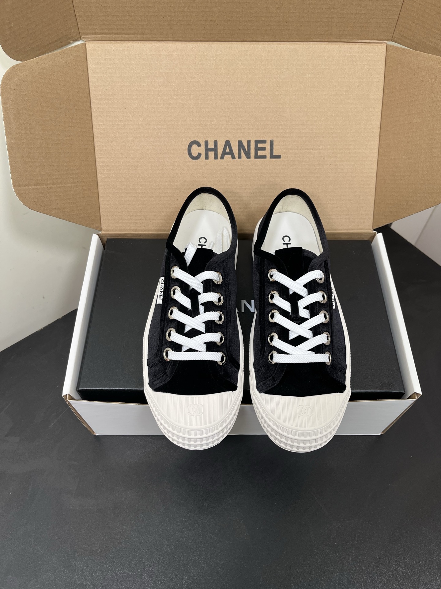 NO:233152,The latest version is equipped with white airplane box Chanel 25P hidden casual shoes!  Full of Vintage, the medieval replica model is get~ The white shoes are suitable for spring and summer, and the black and white splicing is very Chanel. It is very retro-academic with socks. Size: 35-40 (40 customized return and exchange), casual shoes/sports shoes, chanel, sneakers, socks19860909最新版面配白色飞机盒 Chanel 25P隐藏款休闲鞋！ Vintage感满满,中古复刻款get啦～ 小白鞋适配春夏,黑白拼接就很Chanel. 配合袜子就很复古学院的感觉. Size:35-40（40定制退换）,休闲鞋/运动鞋,chanel,sneakers,socks,Women's Shoes