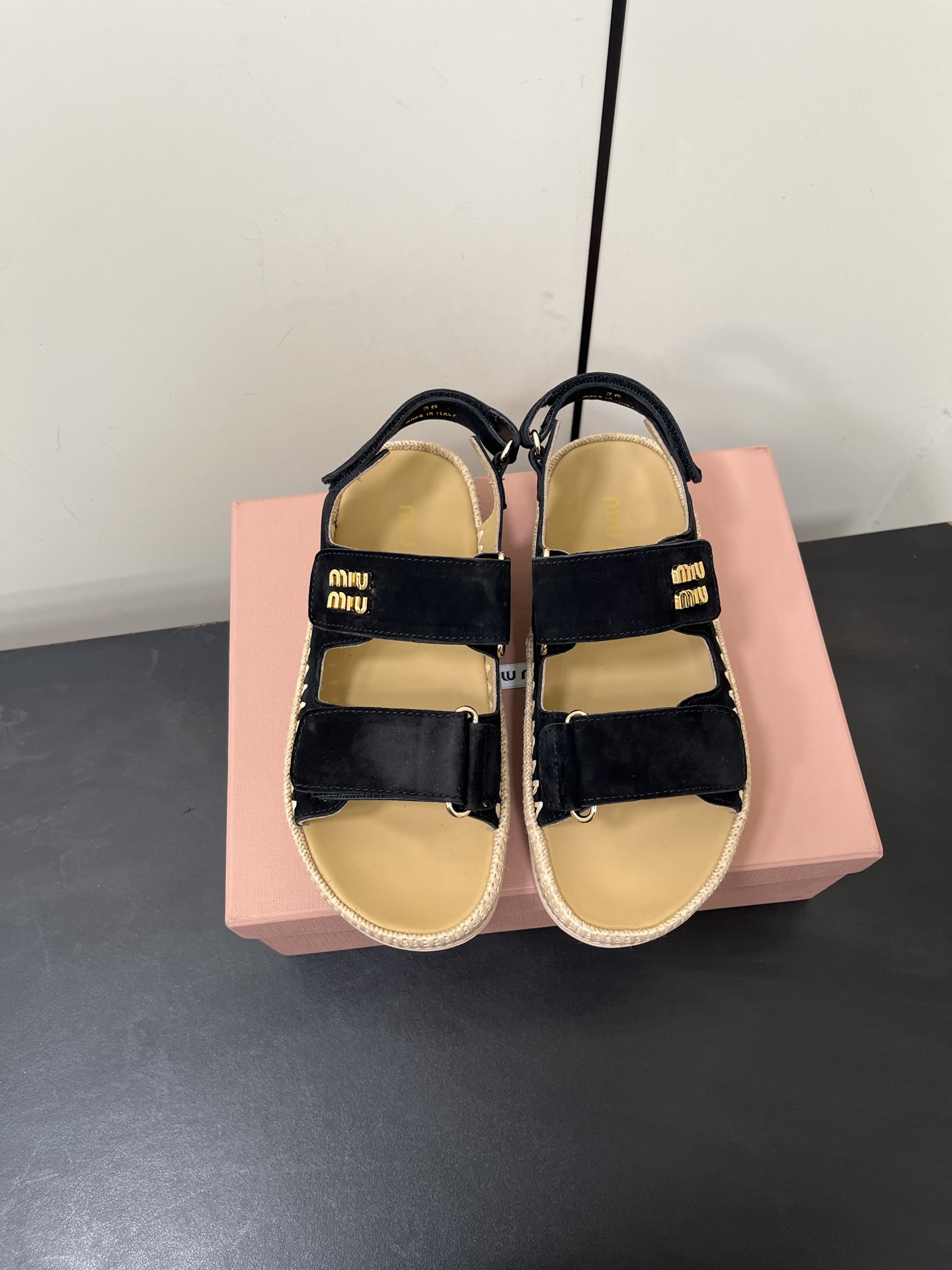 NO:233177,Miu Miu's treasure sandals are asked about, fashionable and fast, Rafia woven edges, which create a refreshing summery feeling. Velcro design is convenient for putting on and taking off and can be adjusted freely. It is personality and eye-catching, and it is easy to grasp the trendy street style, and the focus is on the street. The upper is reverse velvet leather, inner sheepskin replica outsole 35-39 (40.41 custom made, sandals, miumiu, sandals, espadrilles, sheepskin19860909miu miu被问爆的宝藏凉鞋,时髦精速来 拉菲草编织包边 碰撞出清爽夏日感.魔术贴设计,方便穿脱还能自由调节.个性又吸睛,轻松拿捏街头潮流风,出街就是焦点. 鞋面反绒皮 内里羊皮 复刻大底 35-39（40.41定做,凉鞋,miumiu,sandals,espadrilles,sheepskin,Women's Shoes