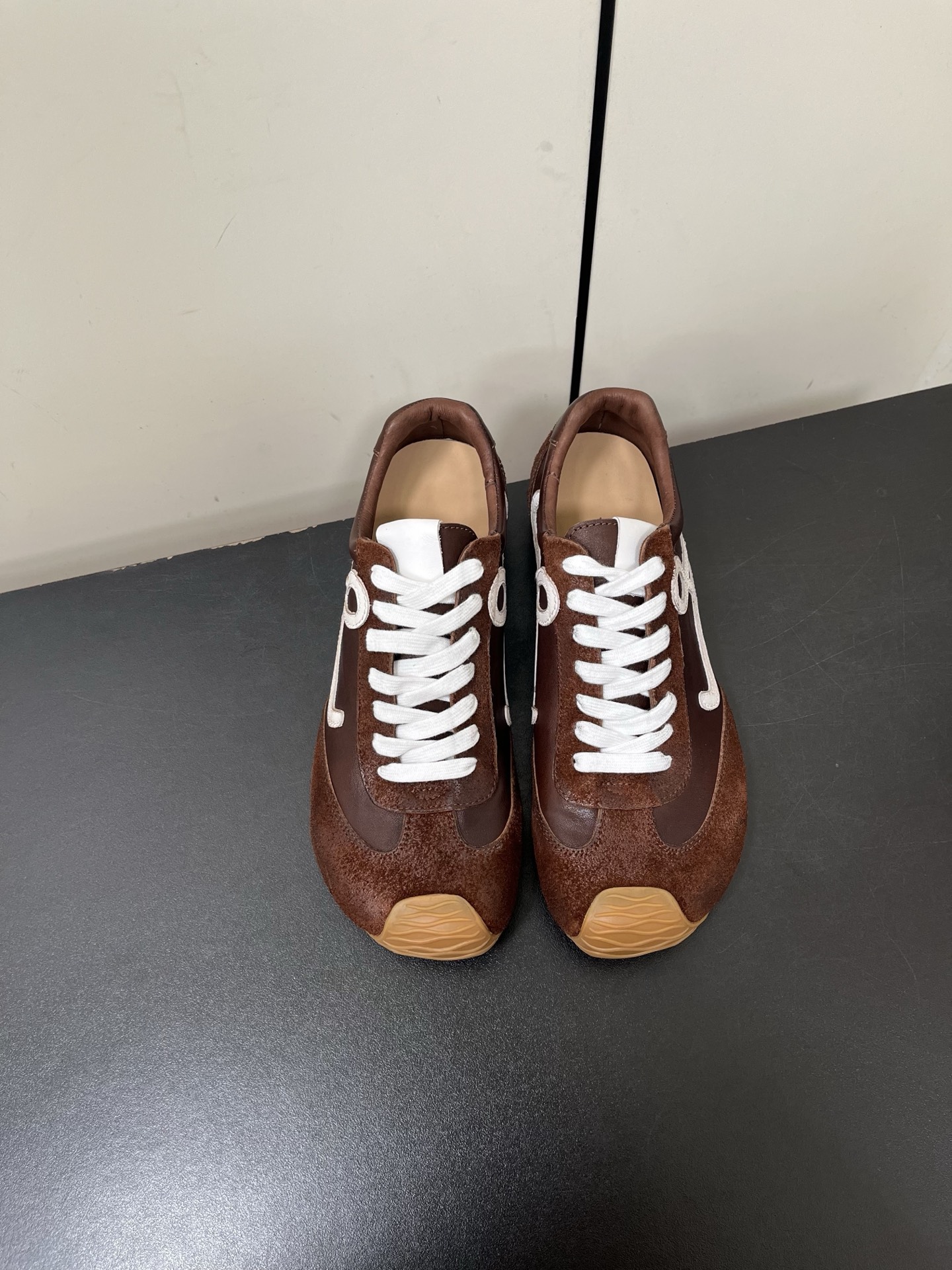 NO:233135,Ballet Runner 2.0 asymmetric toe styling, LOEWE Old retro flat forrest forrest shoes * Super soft, lightweight and flexible sole * New wavy textured rubber outsole extending to toe * Upgraded soft leather lining and footbed for maximum comfort size 35-40 (for women 40 custom-made non-return), casual shoes/sports shoes, loewe, loewe, sneakers19860909Ballet Runner 2.0不对称鞋头造型,LOEWE罗意威平替 做旧复古平底阿甘鞋 * 超柔软、轻便且灵活的鞋底 * 新的波浪纹理橡胶外底,延伸至鞋头 * 升级的柔软皮革内衬和鞋床,提供最大舒适感 size 35-40（女40定制不退换）,休闲鞋/运动鞋,loewe,loewe,sneakers,Women's Shoes