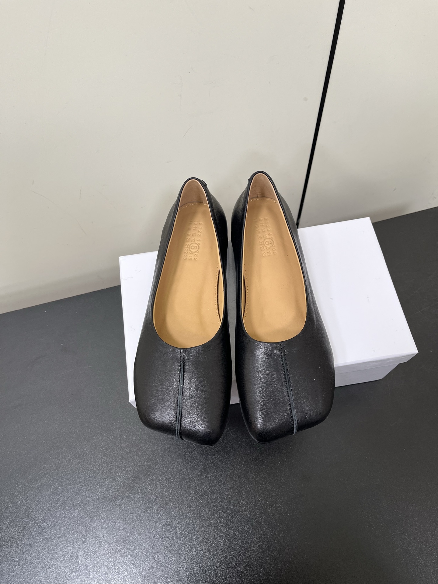 NO:233174,Maison Margiela MM6 Apple-toe ballet flat shoes Maison Margiela classic apple-toe series is very simple and distinctive, comfortable and easy to wear and not tired, imported cowhide upper, inner cowhide, original molded leather sole, size 35-40 (40 custom made, no return or replacement), ballet shoes, masion margiela,masion margiela,flats,cowhide19860909MaisonMargiela 马吉拉 MM6苹果头芭蕾平底鞋 马吉拉经典苹果头系列 很简约很有特色 脚感舒适好穿暴走不累 鞋面进口牛皮 内里牛皮内里 原版开模真皮底 码数35-40（40定做不退不换）,芭蕾舞鞋,masion margiela,masion margiela,flats,cowhide,Women's Shoes