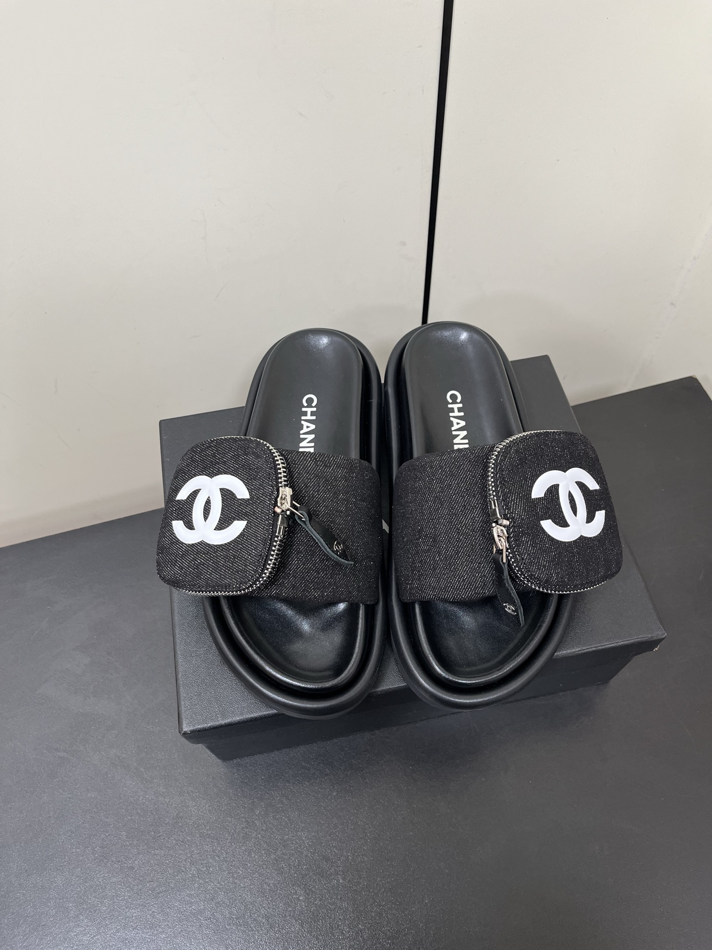 NO:233168,Chanel Xiaoxiang Mier Pocket Bread Slippers Popular Style!  !  The counter is out of stock, and it is recommended to have a pair of people. The fat Mier feels soft and soft, and looks good!  The foot height is 3m and it is easy to wear and slim. It is surprising to wear it on a daily basis. This series is now available for sale. The number is 35-42 (40.41.42 custom-made without return) with original packaging, slippers, chanel, slippers19860909Chanel小香 蜜儿口袋面包拖鞋 人气款！！专柜断货王,推荐人手一双,胖墩墩的蜜儿拖软绵绵脚感,颜值款！上脚增高3m好穿又显瘦,日常随意搭配尽是惊讶,本系列现已登陆发售. 码数35-42(40.41.42定做不退换) 配原包装,拖鞋,chanel,slippers,Women's Shoes