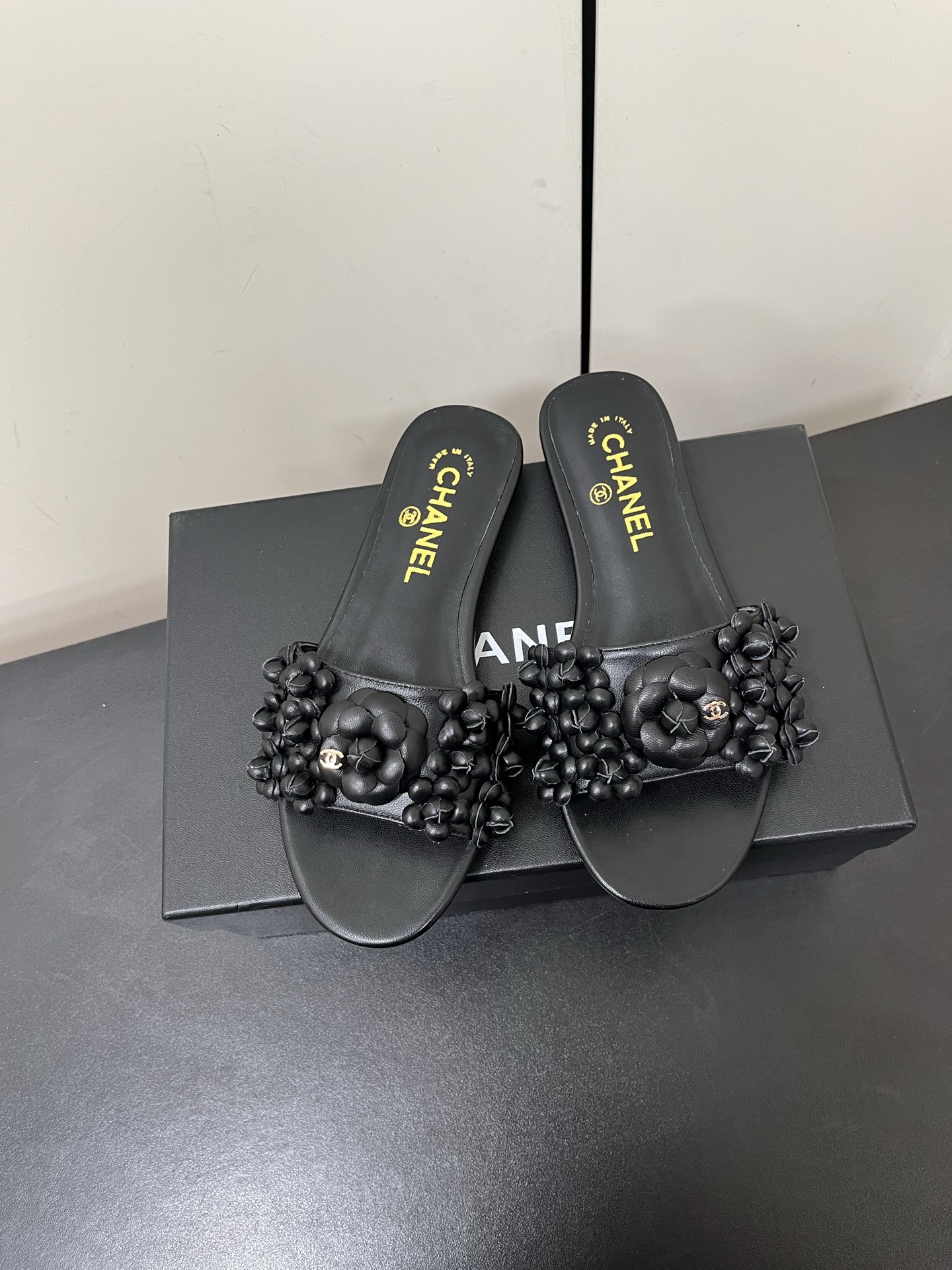 NO:233171,Chanel 25ss Spring and Summer New Camellia Slippers Series This season's Camellia Series is really beautiful. Grandma Xiang's usual elegant and famous temperament is full of high-end feeling!  It’s very nice to wear barefoot or paired with skirts or trousers, it’s very versatile!  Invincible beauty!  Special fairy, the upper is imported small lambskin, the inner footbed mixed breed sheepskin Italian A-grade leather outsole Size#35-39 (customized on 40/41), slippers, chanel, slippers, skirts, sheepskin, Leather soles19860909Chanel 25ss春夏新品山茶花拖鞋系列 这一季山茶花系列真的超美 香奶奶家一贯的优雅名媛气质 高级感十足！上脚非常nice～ 不管光脚穿或搭配裙装、裤装、 都非常百搭！无敌美！特别仙 鞋面采用进口小羊皮 内里垫脚混种羊皮 意大利A级真皮大底 Size#35-39（40/41定制）,拖鞋,chanel,slippers,skirts,sheepskin,Leather soles,Women's Shoes